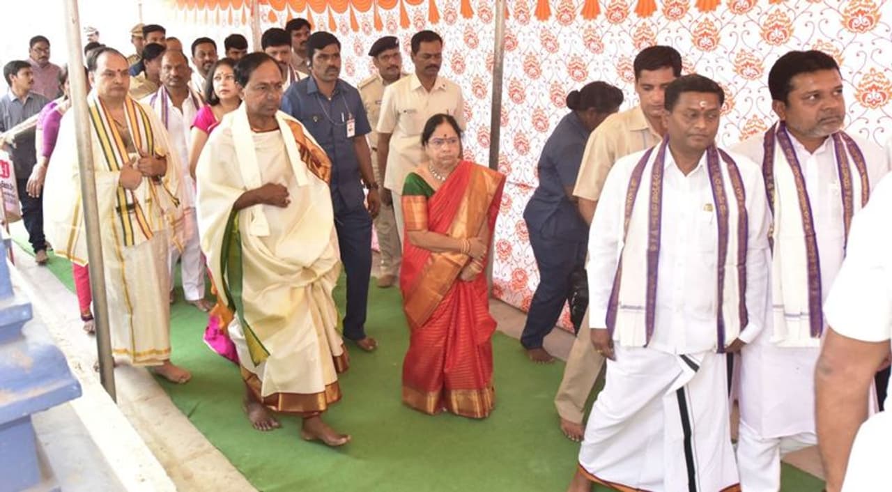 కాళేశ్వరంలో ముక్తేశ్వర స్వామిని దర్శించుకున్న కేసీఆర్ దంపతులు కాళేశ్వరంలో ముక్తేశ్వర స్వామిని దర్శించుకున్న కేసీఆర్ దంపతులు