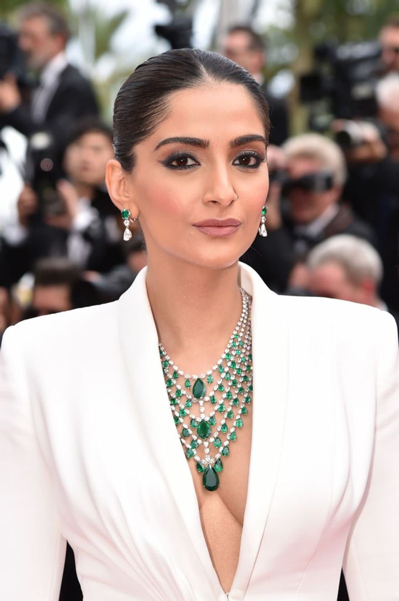 हर बार की तरह इस बार भी सोनम ने अपने स्टाइलिश अंदाज में कान्स में एंट्री ली।