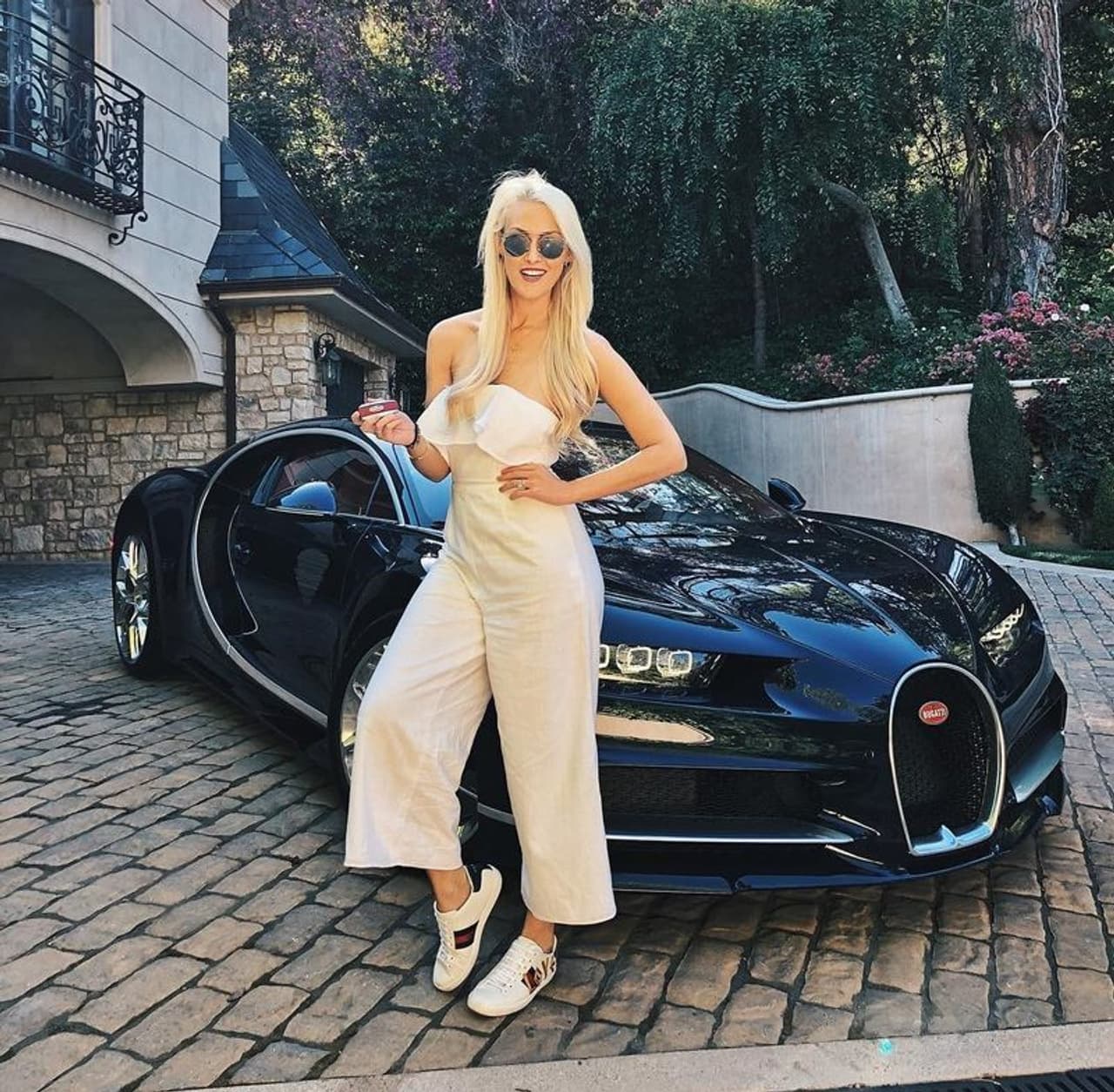 मिलीए एलेक्स हिर्शची से जो की सोशल मीडिया पर ‘सुपरकार ब्लोंडी’ के नाम से फेमस है। मिलीए एलेक्स हिर्शची से जो की सोशल मीडिया पर ‘सुपरकार ब्लोंडी’ के नाम से फेमस है।