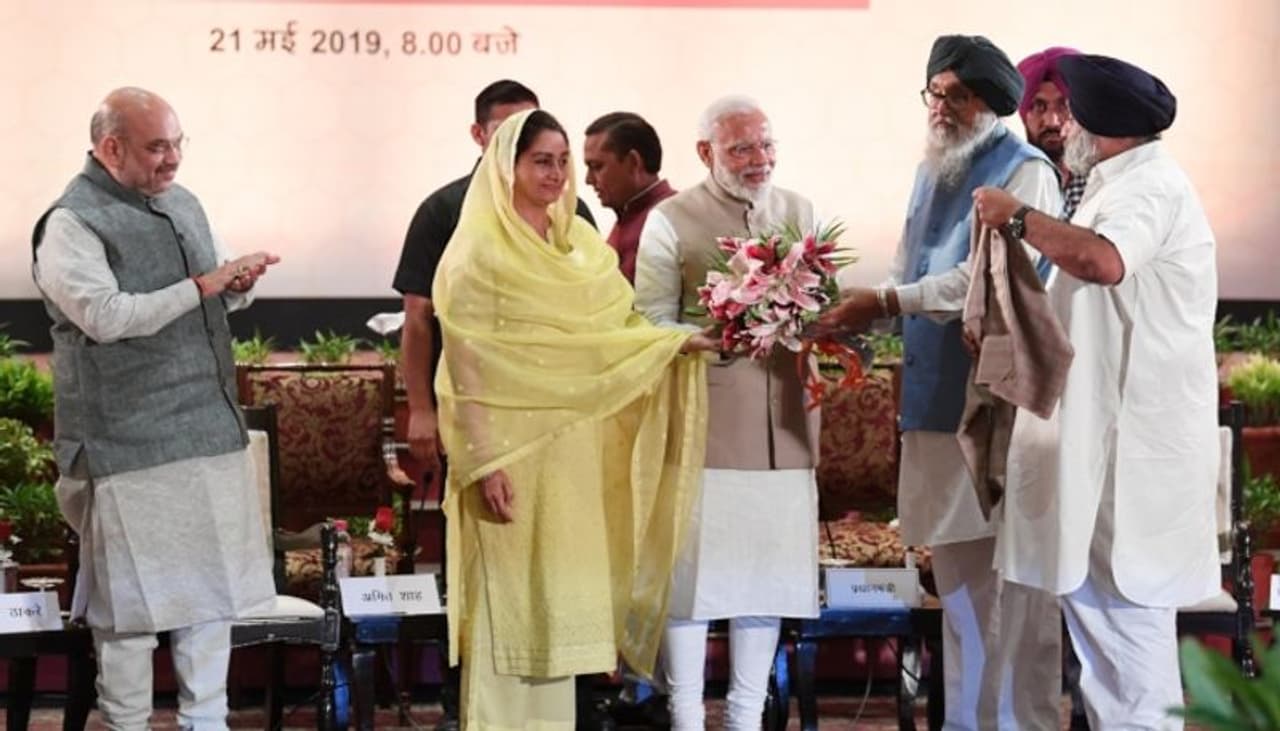 ബിജെപി അധ്യക്ഷന് അമിത് ഷാ ഒരുക്കിയ അത്താഴവിരുന്നില് ശിരോമണി അകാലിദള് നേതാക്കള്ക്കൊപ്പം പ്രധാനമന്ത്രി നരേന്ദ്രമോദി ബിജെപി അധ്യക്ഷന് അമിത് ഷാ ഒരുക്കിയ അത്താഴവിരുന്നില് ശിരോമണി അകാലിദള് നേതാക്കള്ക്കൊപ്പം പ്രധാനമന്ത്രി നരേന്ദ്രമോദി