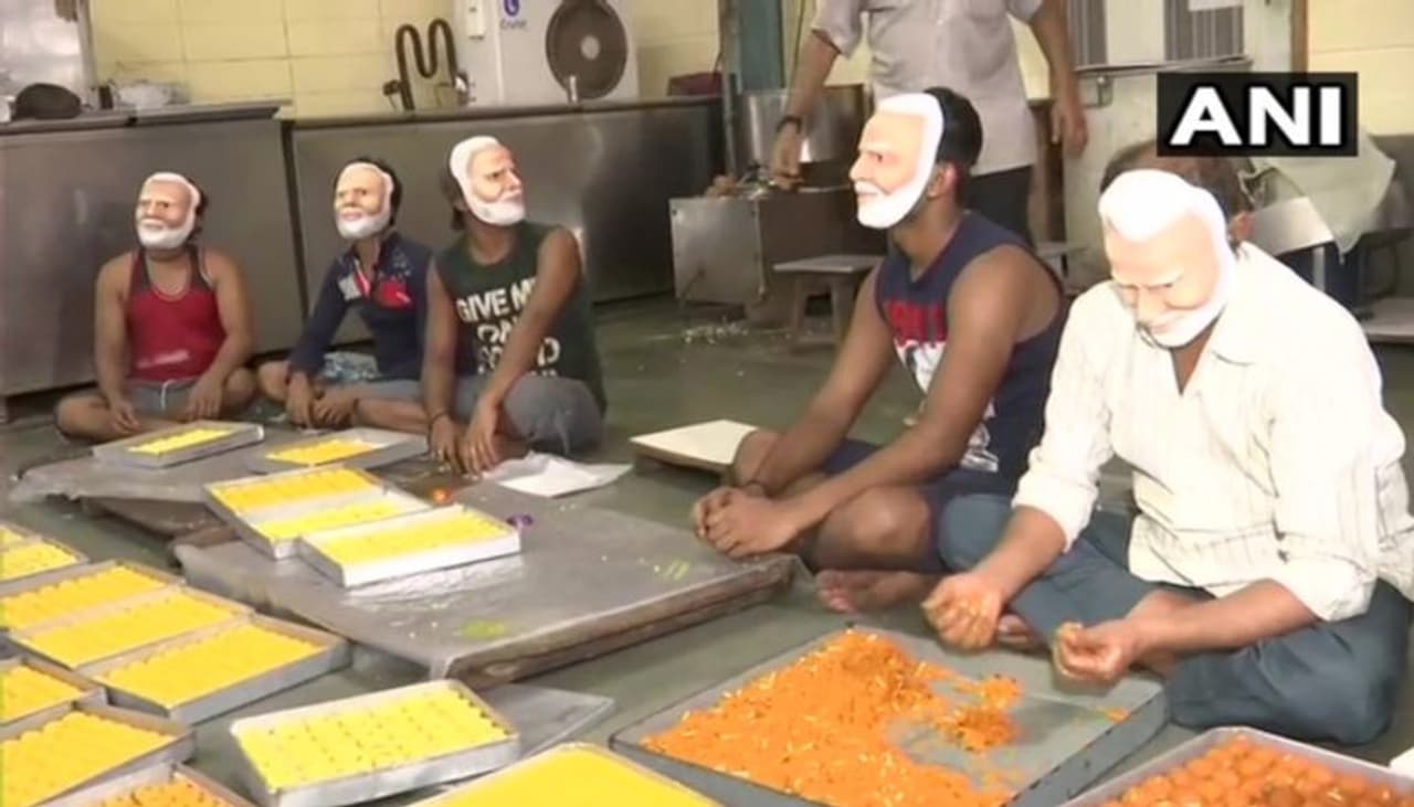 മുംബൈ നഗരത്തിലെ ബോറിവാലിയിലെ ഒരു ബേക്കറിയില് നിന്നുള്ള ദൃശ്യം. വ്യാഴാഴ്ച തെരഞ്ഞെടുപ്പ് ഫലം പ്രഖ്യാപനം വരുന്നതിന് മുന്നോടിയായി ധാരാളം ഓര്ഡറുകളാണ് മധുരപലഹാരങ്ങള്ക്ക് ലഭിക്കുന്നത്. കൂടുതല് ഓര്ഡറുകളും ലഭിക്കുന്നത് ബിജെപി നേതാക്കളില് നിന്നാണെന്ന് കടയുടമകള് സാക്ഷ്യപ്പെടുത്തുന്നു. മുംബൈ നഗരത്തിലെ ബോറിവാലിയിലെ ഒരു ബേക്കറിയില് നിന്നുള്ള ദൃശ്യം. വ്യാഴാഴ്ച തെരഞ്ഞെടുപ്പ് ഫലം പ്രഖ്യാപനം വരുന്നതിന് മുന്നോടിയായി ധാരാളം ഓര്ഡറുകളാണ് മധുരപലഹാരങ്ങള്ക്ക് ലഭിക്കുന്നത്. കൂടുതല് ഓര്ഡറുകളും ലഭിക്കുന്നത് ബിജെപി നേതാക്കളില് നിന്നാണെന്ന് കടയുടമകള് സാക്ഷ്യപ്പെടുത്തുന്നു.