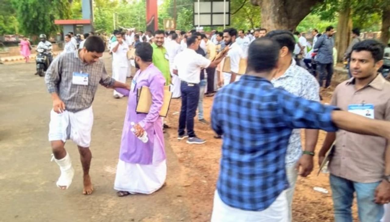 തൃശൂർ ലോകസഭാ മണ്ഡലത്തിന്റെ വോട്ടെണ്ണുന്ന തൃശ്ശൂര് ഗവ. എൻഞ്ചിനീയറിംഗ് കോളജില് നിന്നുള്ല ദൃശ്യം: മധു മേനോന് തൃശൂർ ലോകസഭാ മണ്ഡലത്തിന്റെ വോട്ടെണ്ണുന്ന തൃശ്ശൂര് ഗവ. എൻഞ്ചിനീയറിംഗ് കോളജില് നിന്നുള്ല ദൃശ്യം: മധു മേനോന്