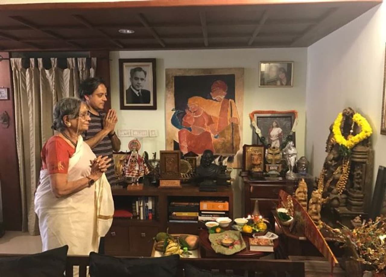 कांग्रेस नेता शशि थरूर भी भगवान की पूजा करते दिखे। अपनी तस्वीर उन्होंने अपने ट्विटर हैंडल से शेयर की।