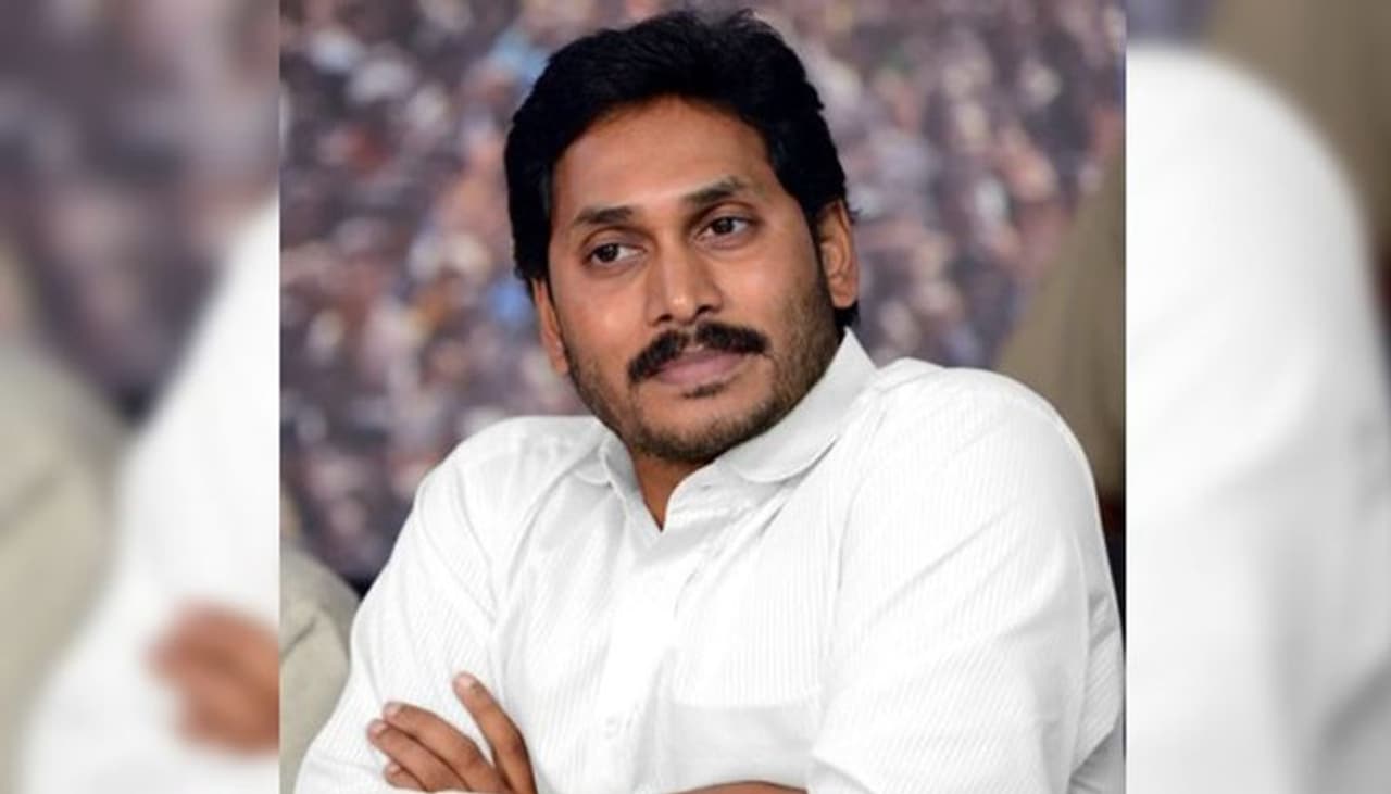 అమరావతి: తెలుగురాష్ట్రాల్లో పాదయాత్ర ఒక సెంటిమెంట్ గా మారింది. పవర్ దక్కాలంటే పాదయాత్రలు చేయాల్సిందేనన్న నానుడిని నిజం చేస్తూ వస్తున్నాయి ప్రస్తుత రాజకీయాలు. గత అనుభవాలను పరిగణలోకి తీసుకుంటే పాదయాత్రలు పవర్ ను కట్టబెడుతున్నాయి అనడానికి నిదర్శనంగా చెప్పుకోవచ్చు.