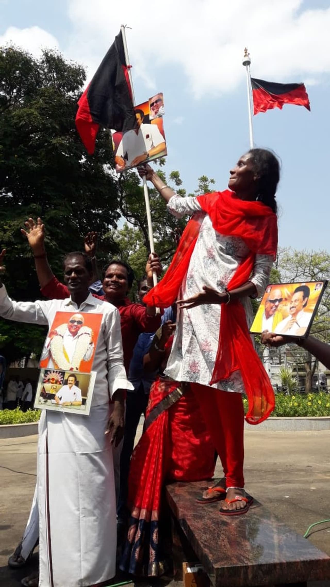 கையில் திமுக கொடியுடன், வெற்றியை வரவேற்கும் இளம்பெண். கையில் திமுக கொடியுடன், வெற்றியை வரவேற்கும் இளம்பெண்.