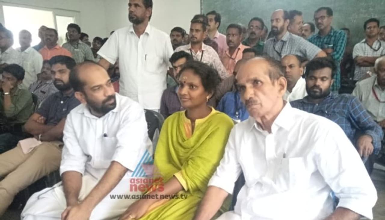 ആലത്തൂരിലെ യുഡിഎഫ് സ്ഥാനാര്ത്ഥി രമ്യാ ഹരിദാസ് മുണ്ടൂരിലെ മീഡിയ സെന്ററില് തെരഞ്ഞെടുപ്പ് ഫലപ്രഖ്യാപനം വീക്ഷിക്കുന്നു. കോണ്ഗ്രസ് എംഎല്എ അനില് അക്കര സമീപം. ആലത്തൂരിലെ യുഡിഎഫ് സ്ഥാനാര്ത്ഥി രമ്യാ ഹരിദാസ് മുണ്ടൂരിലെ മീഡിയ സെന്ററില് തെരഞ്ഞെടുപ്പ് ഫലപ്രഖ്യാപനം വീക്ഷിക്കുന്നു. കോണ്ഗ്രസ് എംഎല്എ അനില് അക്കര സമീപം.