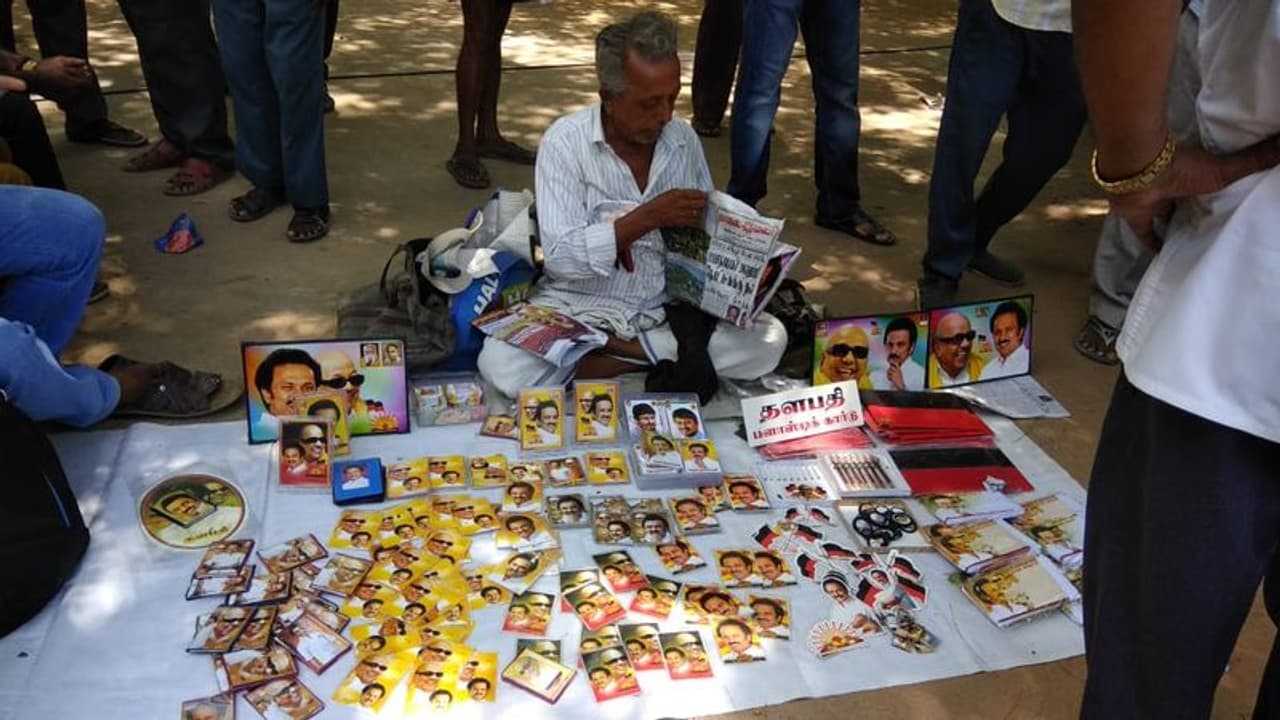 ചെന്നൈയിലെ ഡിഎംകെ ആസ്ഥാനമായ അണ്ണാ അറിവാലയതിന് മുന്നില് ഡിഎംകെ മുന്നണിയുടെ വിജയം ആഘോഷിക്കുന്ന പ്രവര്ത്തകര് ചെന്നൈയിലെ ഡിഎംകെ ആസ്ഥാനമായ അണ്ണാ അറിവാലയതിന് മുന്നില് ഡിഎംകെ മുന്നണിയുടെ വിജയം ആഘോഷിക്കുന്ന പ്രവര്ത്തകര്