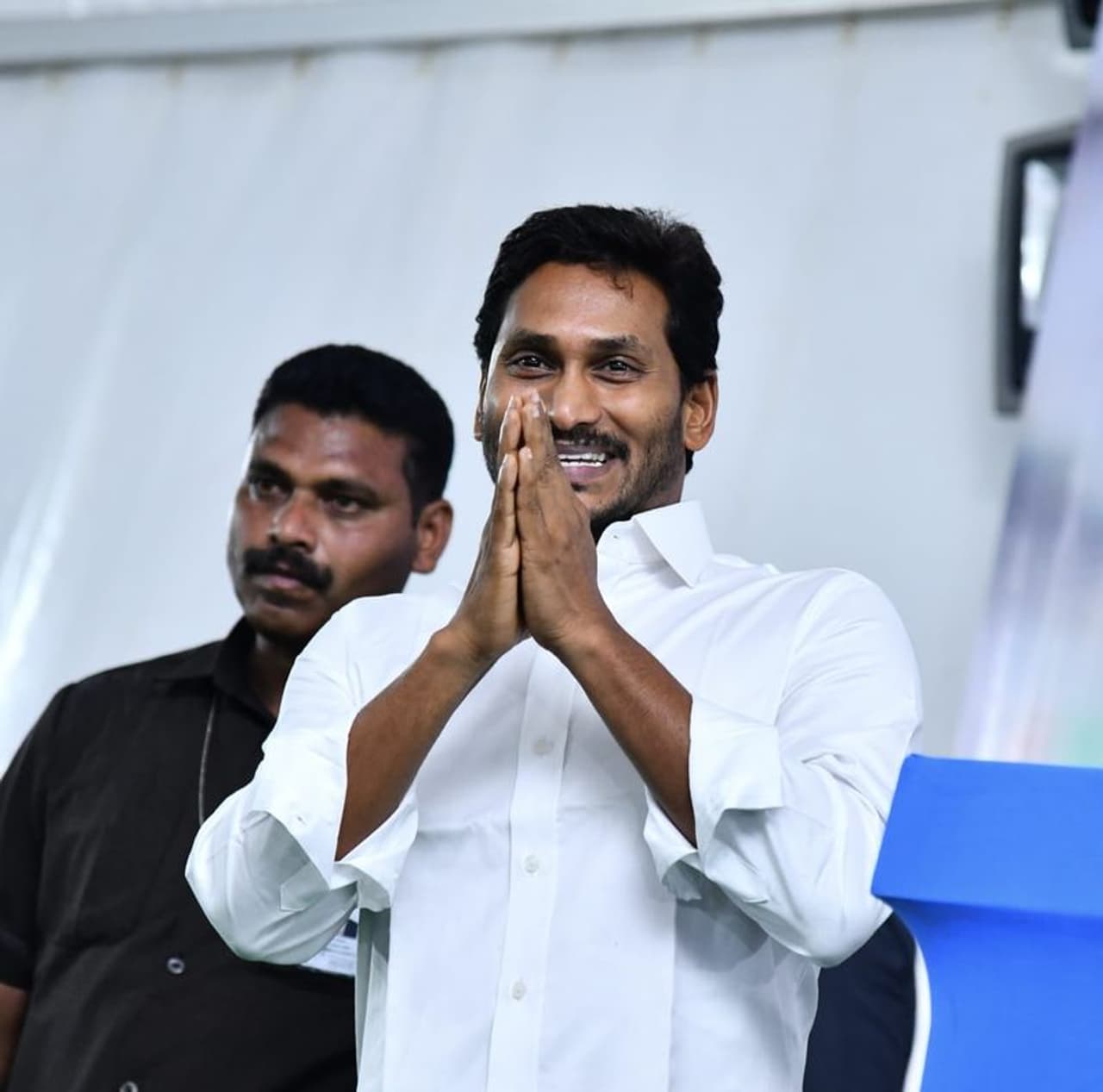 మీడియా సమావేశంలో వైఎస్ జగన్ హావభావాలు మీడియా సమావేశంలో వైఎస్ జగన్ హావభావాలు