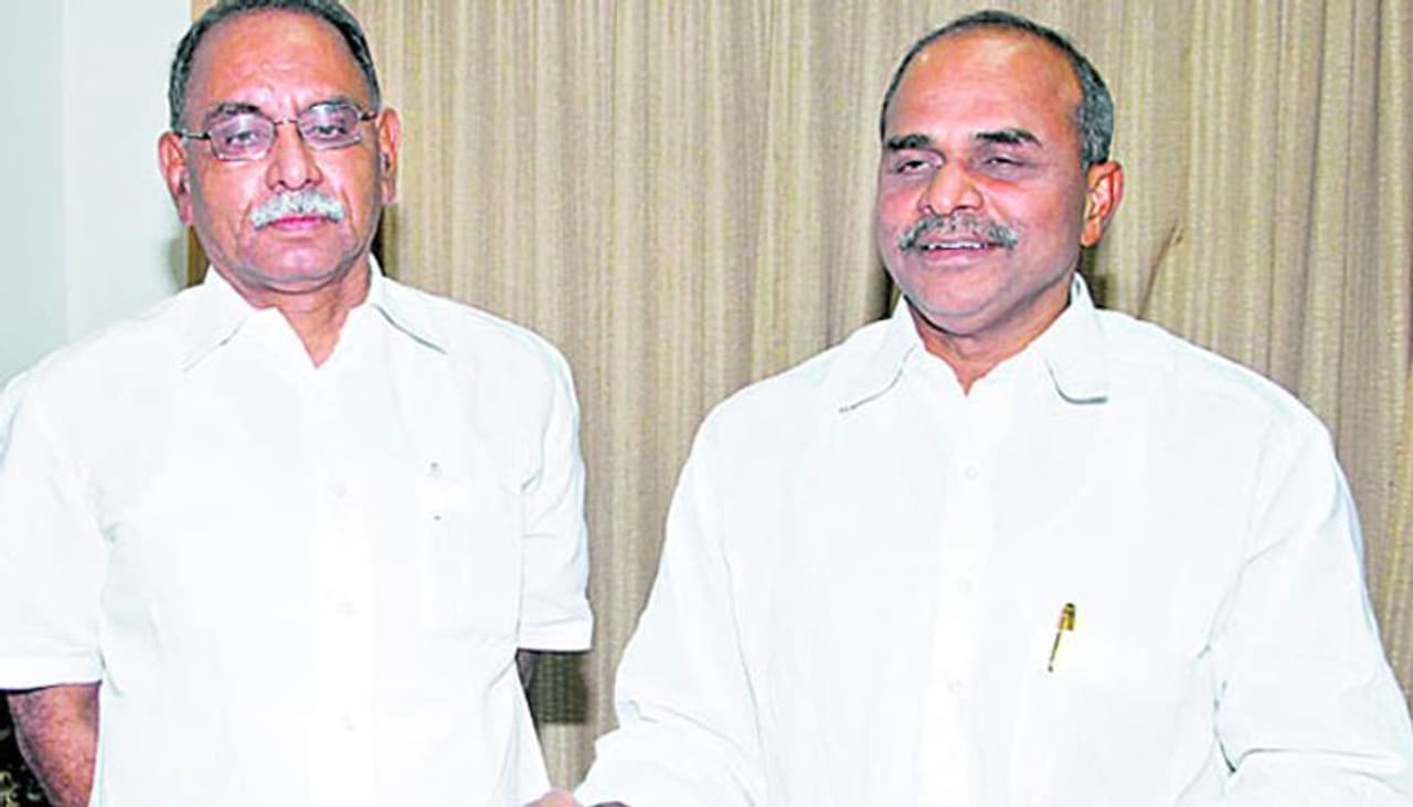 కేసీఆర్కు పరామర్శ: వై.ఎస్. రాజశేఖర్ రెడ్డి బాటలోనే రేవంత్ కేసీఆర్కు పరామర్శ: వై.ఎస్. రాజశేఖర్ రెడ్డి బాటలోనే రేవంత్