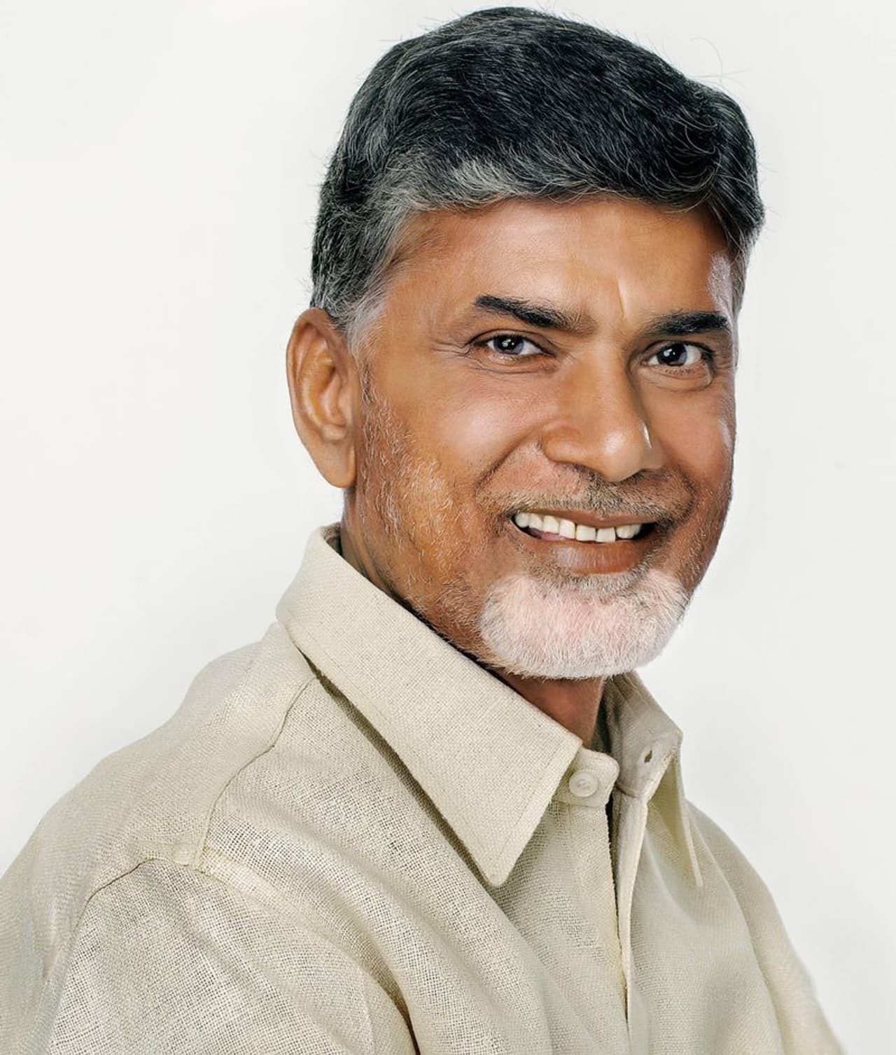 ఉమ్మడి ఏపీ రాష్ట్రంలో టీడీపీ చీఫ్ చంద్రబాబునాయుడు 1995 సెప్టెంబర్ 1వ తేదీన ముఖ్యమంత్రిగా ప్రమాణస్వీకారం చేశారు. ఎన్టీఆర్ నుండి పార్టీ పగ్గాలు స్వీకరించిన తర్వాత చంద్రబాబునాయుడు తొలిసారిగా ముఖ్యమంత్రిగా ఎన్నికయ్యారు. ఉమ్మడి ఏపీ రాష్ట్రంలో టీడీపీ చీఫ్ చంద్రబాబునాయుడు 1995 సెప్టెంబర్ 1వ తేదీన ముఖ్యమంత్రిగా ప్రమాణస్వీకారం చేశారు. ఎన్టీఆర్ నుండి పార్టీ పగ్గాలు స్వీకరించిన తర్వాత చంద్రబాబునాయుడు తొలిసారిగా ముఖ్యమంత్రిగా ఎన్నికయ్యారు.