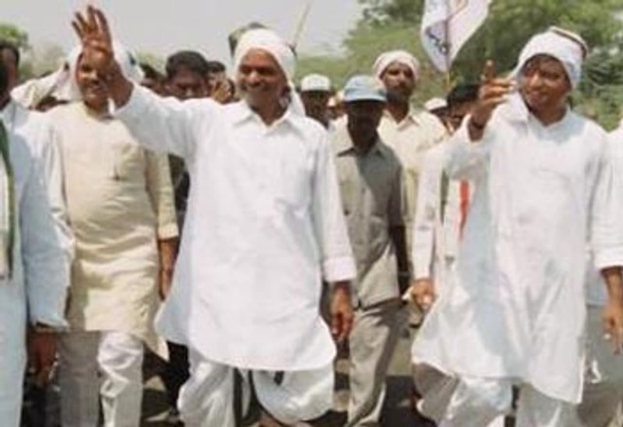 <p style="text align: justify;">ఆంధ్రప్రదేశ్ రాష్ట్రంలో పాదయాత్ర ఓ సెంటిమెంట్ గా మారింది. పాదయాత్ర చేసిన నాయకుడు అధికారంలోకి వస్తాడనే నమ్మకం పెరిగింది. ఎన్టీ రామారావు మొదలు పెట్టిన పాదయాత్ర ఆ తర్వాత పాపులర్ అయింది. దివంగత నేత వైఎస్ రాజశేఖర రెడ్డి పాదయాత్ర చేసి అధికారంలోకి వచ్చారు.</p> <p style="text align: justify;">ఆంధ్రప్రదేశ్ రాష్ట్రంలో పాదయాత్ర ఓ సెంటిమెంట్ గా మారింది. పాదయాత్ర చేసిన నాయకుడు అధికారంలోకి వస్తాడనే నమ్మకం పెరిగింది. ఎన్టీ రామారావు మొదలు పెట్టిన పాదయాత్ర ఆ తర్వాత పాపులర్ అయింది. దివంగత నేత వైఎస్ రాజశేఖర రెడ్డి పాదయాత్ర చేసి అధికారంలోకి వచ్చారు.</p>