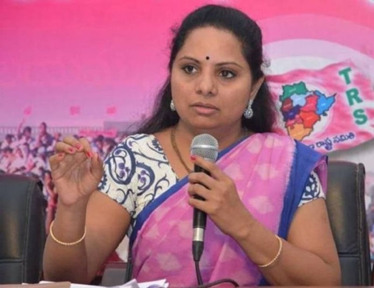 2014 ఎన్నికల్లో కవిత ఎన్నికల రాజకీయాల్లోకి ప్రవేశించారు. నిజామాబాద్ ఎంపీ స్థానం నుండి కవిత పోటీ చేసి విజయం సాధించారు. 2014 ఎన్నికల్లో కవిత తన సమీప ప్రత్యర్ధిపై 1.67 లక్షల ఓట్ల మెజారిటీతో విజయం సాధించారు. గత ఏడాది డిసెంబర్ 7వ తేదీన జరిగిన అసెంబ్లీ ఎన్నికల్లో నిజామాబాద్ ఎంపీ సెగ్మెంట్ పరిధిలోని అన్ని అసెంబ్లీ స్థానాల్లో టీఆర్ఎస్ అభ్యర్ధులే గెలుపొందారు. 2014 ఎన్నికల్లో కవిత ఎన్నికల రాజకీయాల్లోకి ప్రవేశించారు. నిజామాబాద్ ఎంపీ స్థానం నుండి కవిత పోటీ చేసి విజయం సాధించారు. 2014 ఎన్నికల్లో కవిత తన సమీప ప్రత్యర్ధిపై 1.67 లక్షల ఓట్ల మెజారిటీతో విజయం సాధించారు. గత ఏడాది డిసెంబర్ 7వ తేదీన జరిగిన అసెంబ్లీ ఎన్నికల్లో నిజామాబాద్ ఎంపీ సెగ్మెంట్ పరిధిలోని అన్ని అసెంబ్లీ స్థానాల్లో టీఆర్ఎస్ అభ్యర్ధులే గెలుపొందారు.