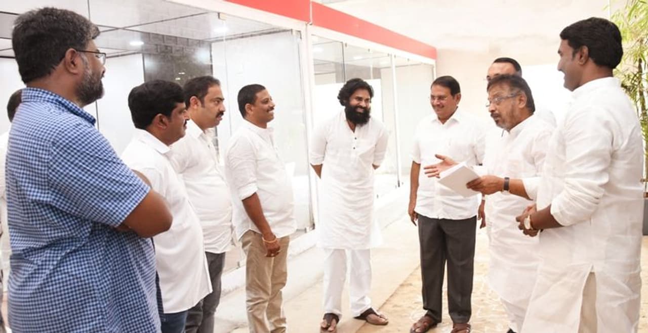 జనసేన పార్టీ కార్యాలయంలో పవన్ కళ్యాణ్