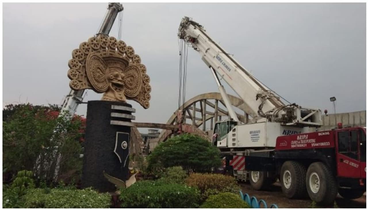 കഴിഞ്ഞ മാസം നാഗമ്പടത്തെ പഴയപാലം നിയന്ത്രിത സ്ഫോടനത്തിലൂടെ തകർക്കാനുള്ള ശ്രമം തല്ക്കാലികമായി ഉപേക്ഷിച്ചിരുന്നു. കഴിഞ്ഞ മാസം നാഗമ്പടത്തെ പഴയപാലം നിയന്ത്രിത സ്ഫോടനത്തിലൂടെ തകർക്കാനുള്ള ശ്രമം തല്ക്കാലികമായി ഉപേക്ഷിച്ചിരുന്നു.