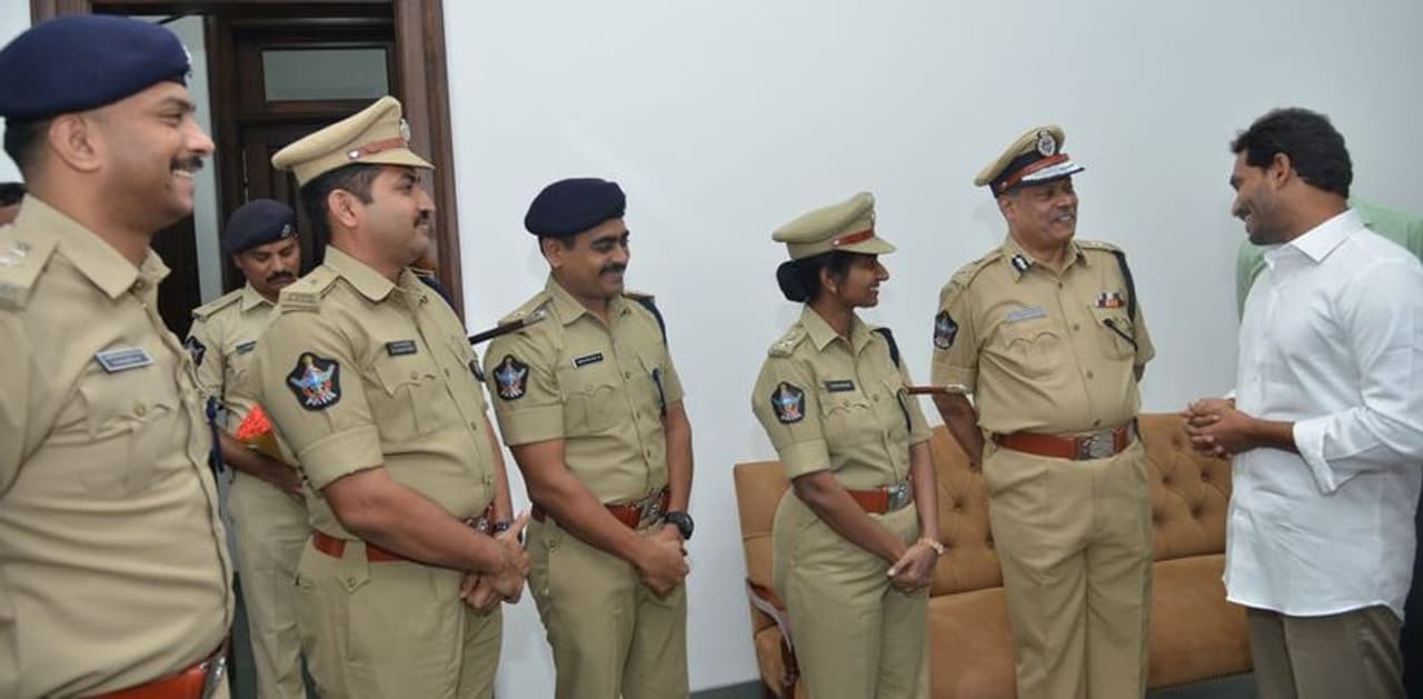 జగన్ వద్దకు క్యూ కట్టిన అధికారులు