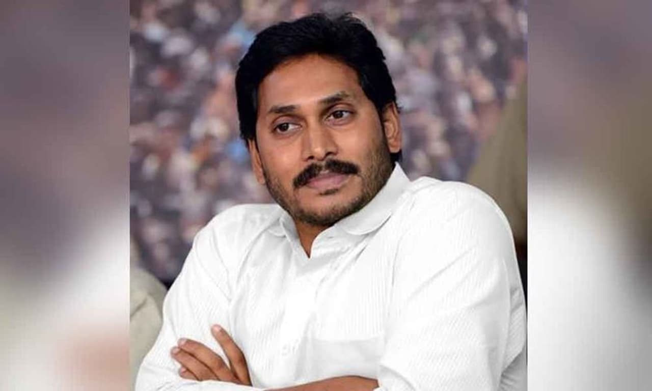 అమరావతి: ఈ నెల 30వ తేదీన వైఎస్సార్ కాంగ్రెసు పార్టీ అధ్యక్షుడు వైఎస్ జగన్మోహన్ రెడ్డి ఒక్కరే ముఖ్యమంత్రిగా ప్రమాణ స్వీకారం చేస్తారని తొలుత వార్తలు వచ్చాయి. అయితే, తొలి విడత తనతో పాటు 15 మంది చేత మంత్రులుగా ప్రమాణం చేయించడానికి జగన్ నిర్ణయించుకున్నట్లు తెలుస్తోంది.
