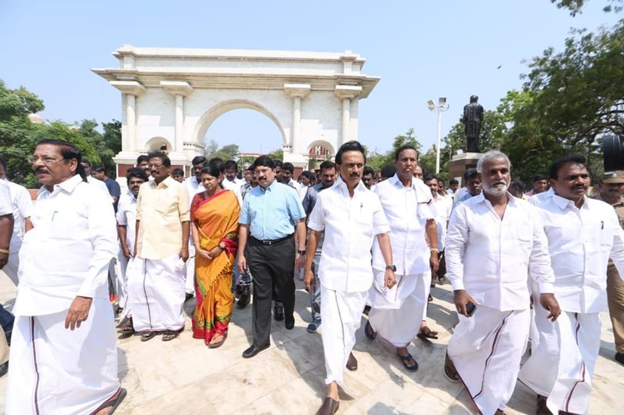 வீர நடையில் கலைஞர் சமாதிக்கு செல்லும் ஸ்டாலின், கனிமொழி, தயாநிதி மாறன் மற்றும் திமுக தொண்டர்கள்..! வீர நடையில் கலைஞர் சமாதிக்கு செல்லும் ஸ்டாலின், கனிமொழி, தயாநிதி மாறன் மற்றும் திமுக தொண்டர்கள்..!