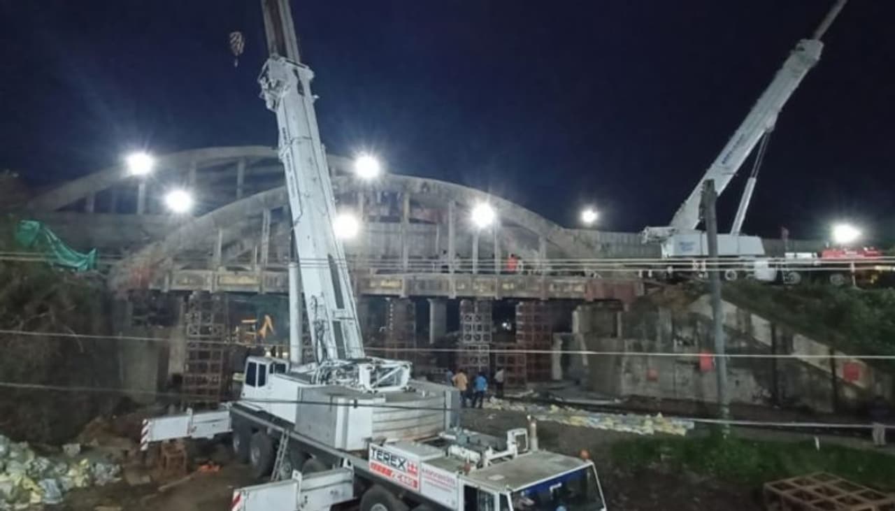 കോട്ടയം നാഗമ്പടത്തെ പാലം സ്ഫോടനത്തിലൂടെ തകര്ക്കാനുള്ള ശ്രമം പരാജയപ്പെട്ടതോടെ ഘട്ടം ഘട്ടമായി മുറിച്ചു മാറ്റാനുള്ള ശ്രമങ്ങളാണ് ഇപ്പോള് നടക്കുന്നത്. കോട്ടയം നാഗമ്പടത്തെ പാലം സ്ഫോടനത്തിലൂടെ തകര്ക്കാനുള്ള ശ്രമം പരാജയപ്പെട്ടതോടെ ഘട്ടം ഘട്ടമായി മുറിച്ചു മാറ്റാനുള്ള ശ്രമങ്ങളാണ് ഇപ്പോള് നടക്കുന്നത്.