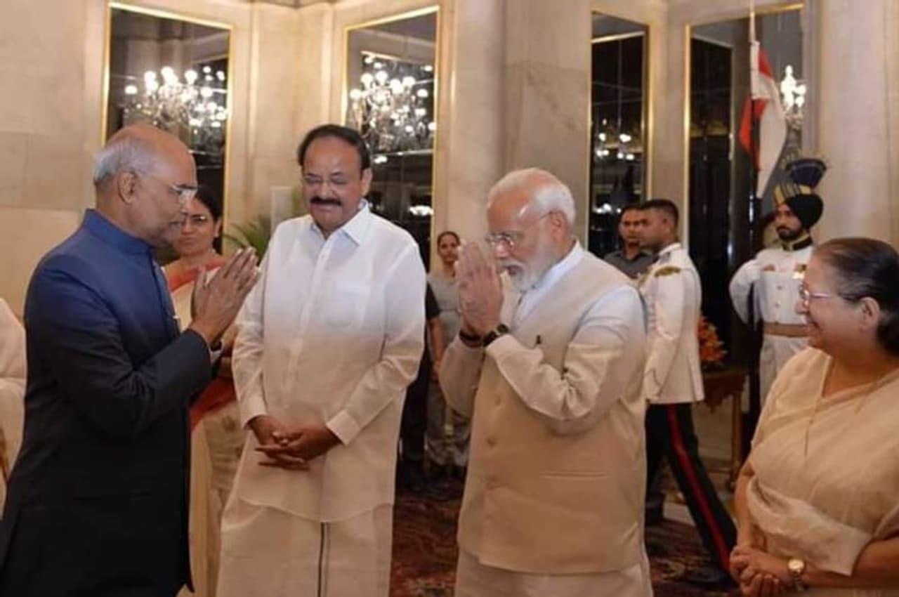 ஜனாதிபதி ராம்நாத் கோவிந்தை நரேந்திர மோடி வணங்கிய போது எடுத்த கிளிக்.. ஜனாதிபதி ராம்நாத் கோவிந்தை நரேந்திர மோடி வணங்கிய போது எடுத்த கிளிக்..