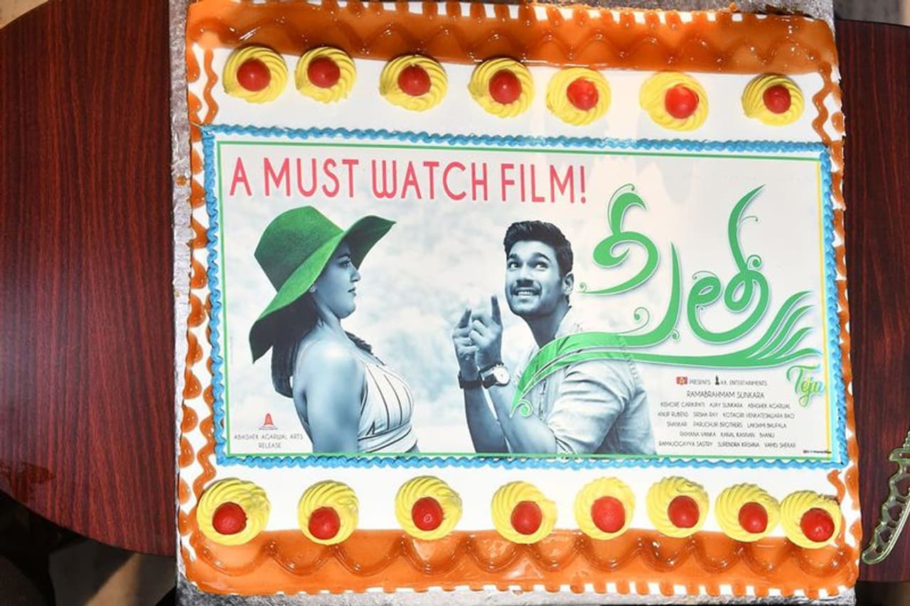 తేజ దర్శకత్వం వహించిన సీత సినిమా ఈ నెల 24 గ్రాండ్ గా విడుదలైంది. తేజ దర్శకత్వం వహించిన సీత సినిమా ఈ నెల 24 గ్రాండ్ గా విడుదలైంది.