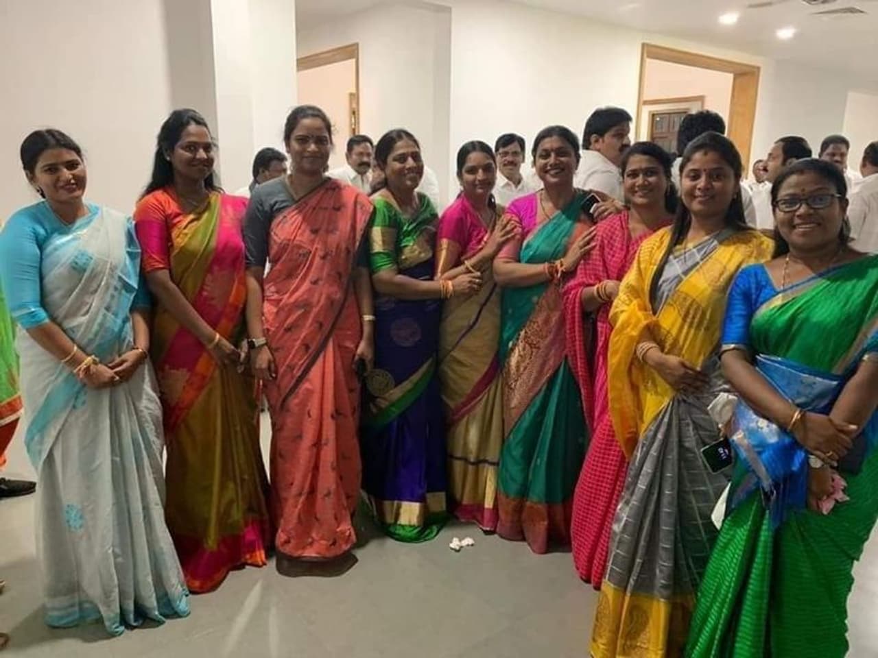 అమరావతి: ఆంధ్రప్రదేశ్ ఎన్నికల్లో వైయస్ఆర్ కాంగ్రెస్ పార్టీ విజయదుందుభి మోగించింది. అత్యధికంగా 151 స్థానాలను గెలుచుకుని ప్రభుత్వాన్ని ఏర్పాటు చేయబోతుంది. ఇకపోతే ఈసారి 14 మంది మహిళలు అసెంబ్లీలోకి అడుగుపెట్టబోతున్నారు.