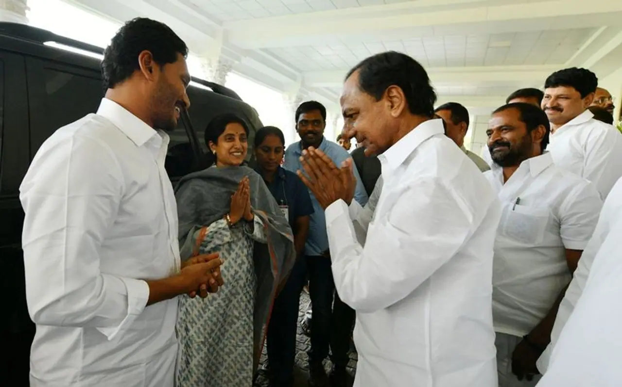 ప్రగతి భవన్ లో సతీసమేతంగా కేసీఆర్ ను కలిసిన జగన్