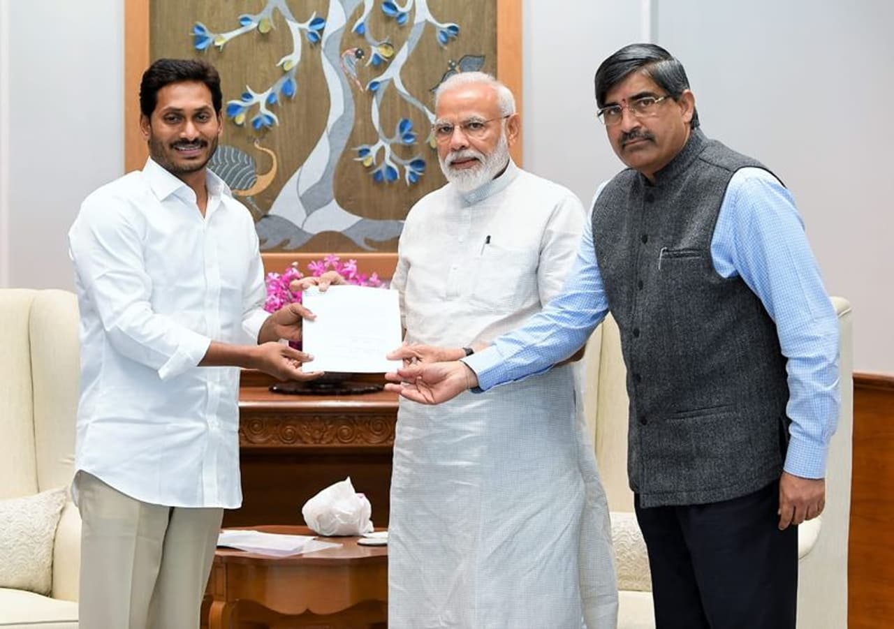 ప్రధాని మోడీని కలిసిన వైఎస్ జగన్మోహన్ రెడ్డి (ఫోటోలు) ప్రధాని మోడీని కలిసిన వైఎస్ జగన్మోహన్ రెడ్డి (ఫోటోలు)