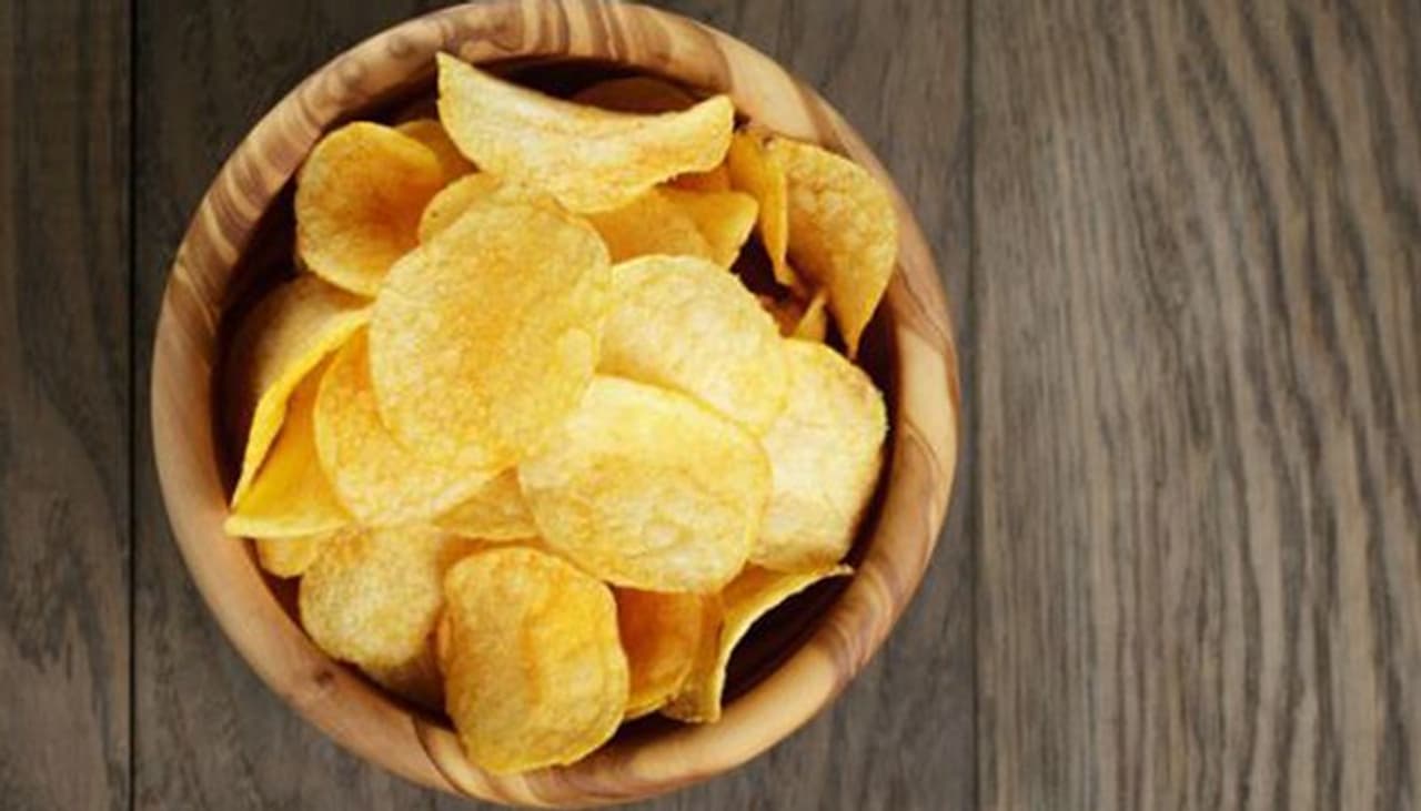 <p><strong>ಚಿಪ್ಸ್‌ನಿಂದ ದೂರವಿರಿ</strong><br />ಚಿಪ್ಸ್ ತಿನ್ನುವುದು &nbsp;ಹಾನಿಕಾರಕ&nbsp;ಮತ್ತು ಅವುಗಳನ್ನು ಖಾಲಿ ಹೊಟ್ಟೆಯಲ್ಲಿ ತಿಂದರೆ ಜ&nbsp;ರ್ಣಾಂಗ ವ್ಯವಸ್ಥೆಯನ್ನೇ ಹದಗೆಡಿಸುತ್ತದೆ. ಖಾಲಿ ಹೊಟ್ಟೆಯಲ್ಲಿ ಫ್ರೈ ಫುಡ್ ಸೇವಿಸಬಾರದು. ಅಂತಹ ಪರಿಸ್ಥಿತಿಯಲ್ಲಿ, ಇದರಲ್ಲಿ ಸೋಡಿಯಂ ಹೆಚ್ಚಿರುವುದರಿಂದ ಹೆಚ್ಚಿನ ಪ್ರಮಾಣದ ಸೋಡಿಯಂ ಸೇವನೆ ಸಾಧ್ಯವಾದಷ್ಟು ತಪ್ಪಿಸಿ.</p>