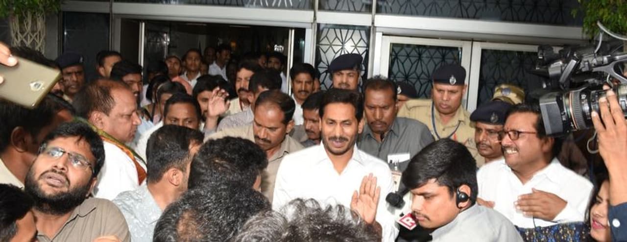 ఏపీ భవన్లో జగన్కు ఘన స్వాగతం (ఫోటోలు) ఏపీ భవన్లో జగన్కు ఘన స్వాగతం (ఫోటోలు)