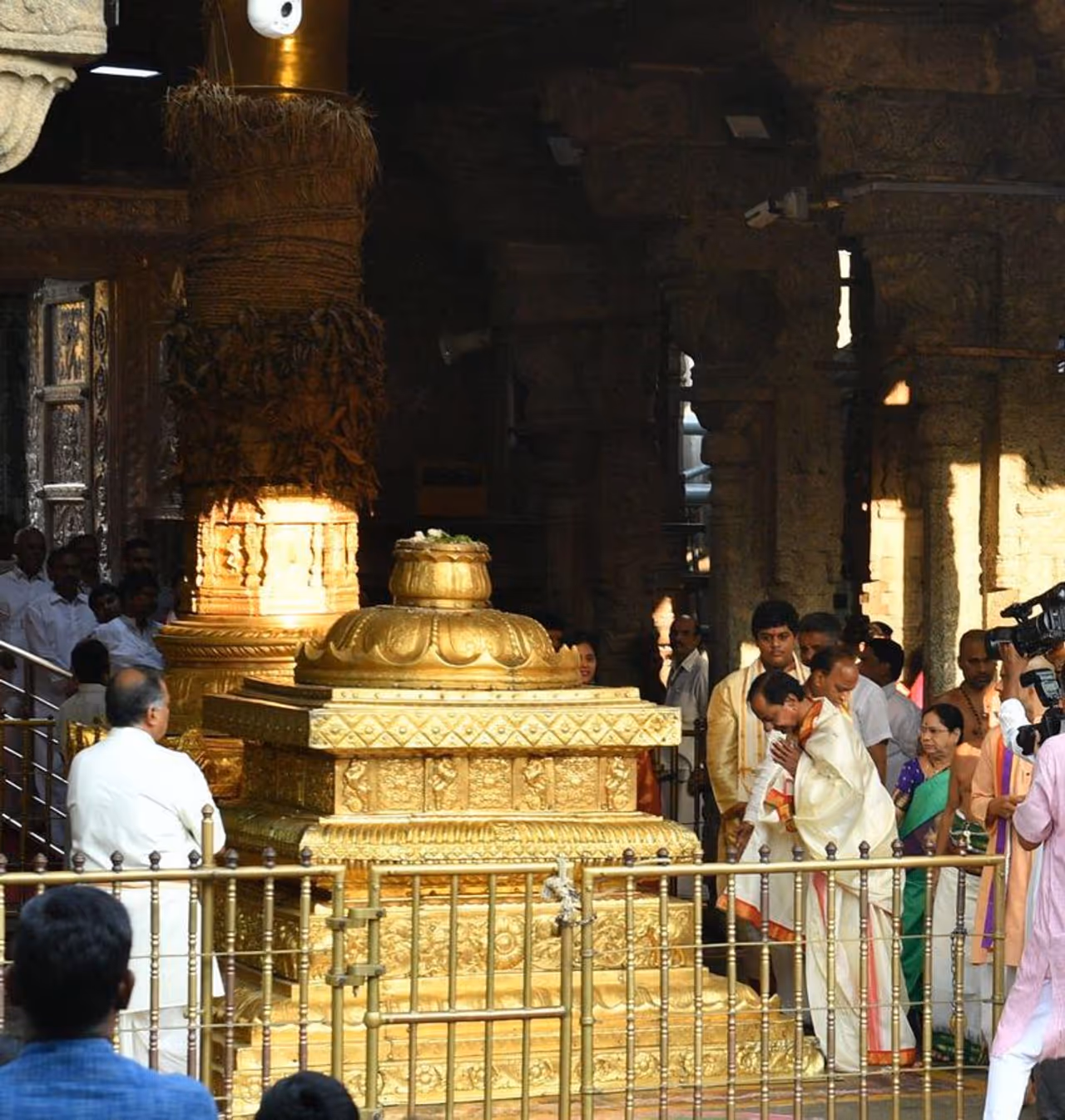 వెంకన్న సన్నిధిలో కుటుంబ సభ్యులతో కేసీఆర్ వెంకన్న సన్నిధిలో కుటుంబ సభ్యులతో కేసీఆర్