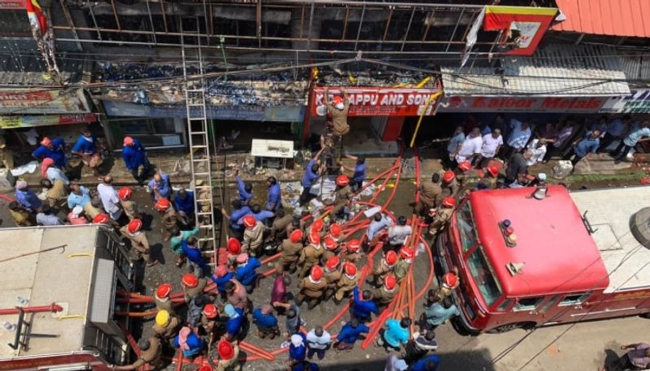 കൊച്ചി ബ്രോഡ് വേയിലുണ്ടായ തീപിടുത്തം.ഫോട്ടോ:ഷെഫീഖ് ബിന് അഹമ്മദ്. കൊച്ചി ബ്രോഡ് വേയിലുണ്ടായ തീപിടുത്തം.ഫോട്ടോ:ഷെഫീഖ് ബിന് അഹമ്മദ്.