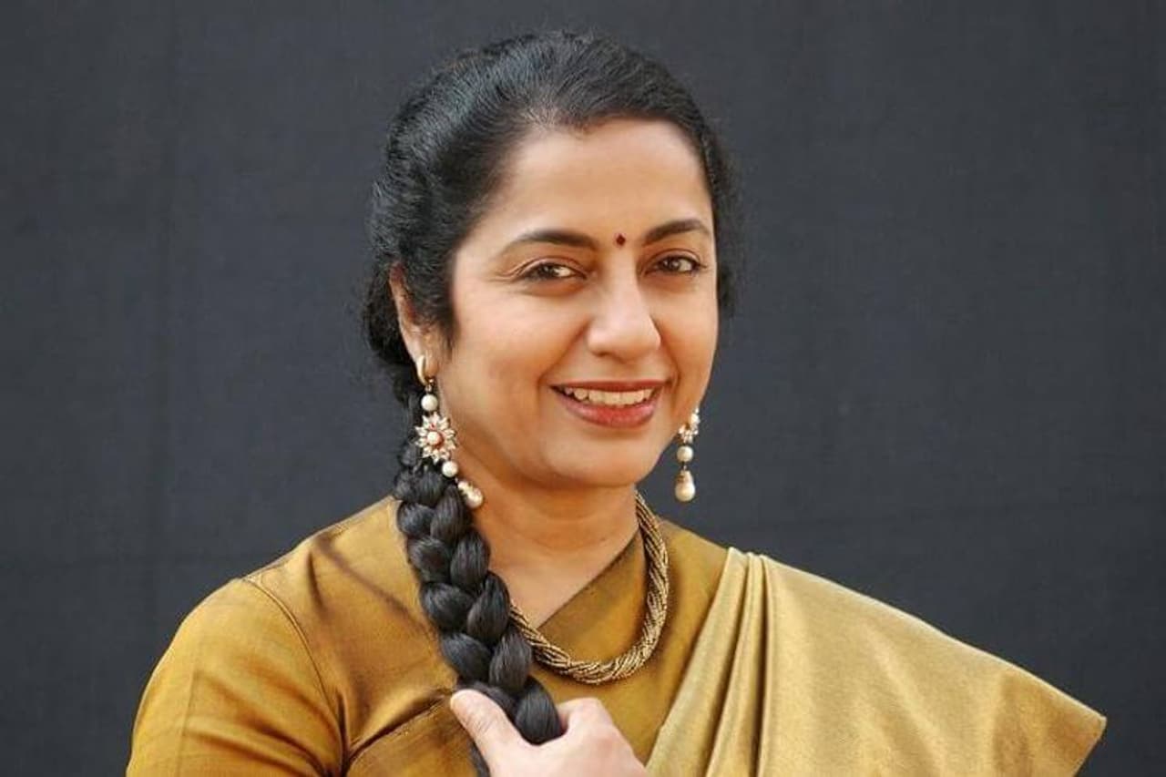 <p>தமிழில் 'நெஞ்சத்தை கிள்ளாதே' படத்தின் மூலம் நாயகியாக அறிமுகமானவர் நடிகை சுஹாசினி. இதன் பின்னர் தமிழ் மட்டும் இன்றி, தெலுங்கு, கன்னடம், மலையாளம், உள்ளிட்ட மொழி படங்களிலும் நடித்து பிரபலமானார். </p> <p>தமிழில் 'நெஞ்சத்தை கிள்ளாதே' படத்தின் மூலம் நாயகியாக அறிமுகமானவர் நடிகை சுஹாசினி. இதன் பின்னர் தமிழ் மட்டும் இன்றி, தெலுங்கு, கன்னடம், மலையாளம், உள்ளிட்ட மொழி படங்களிலும் நடித்து பிரபலமானார். </p>