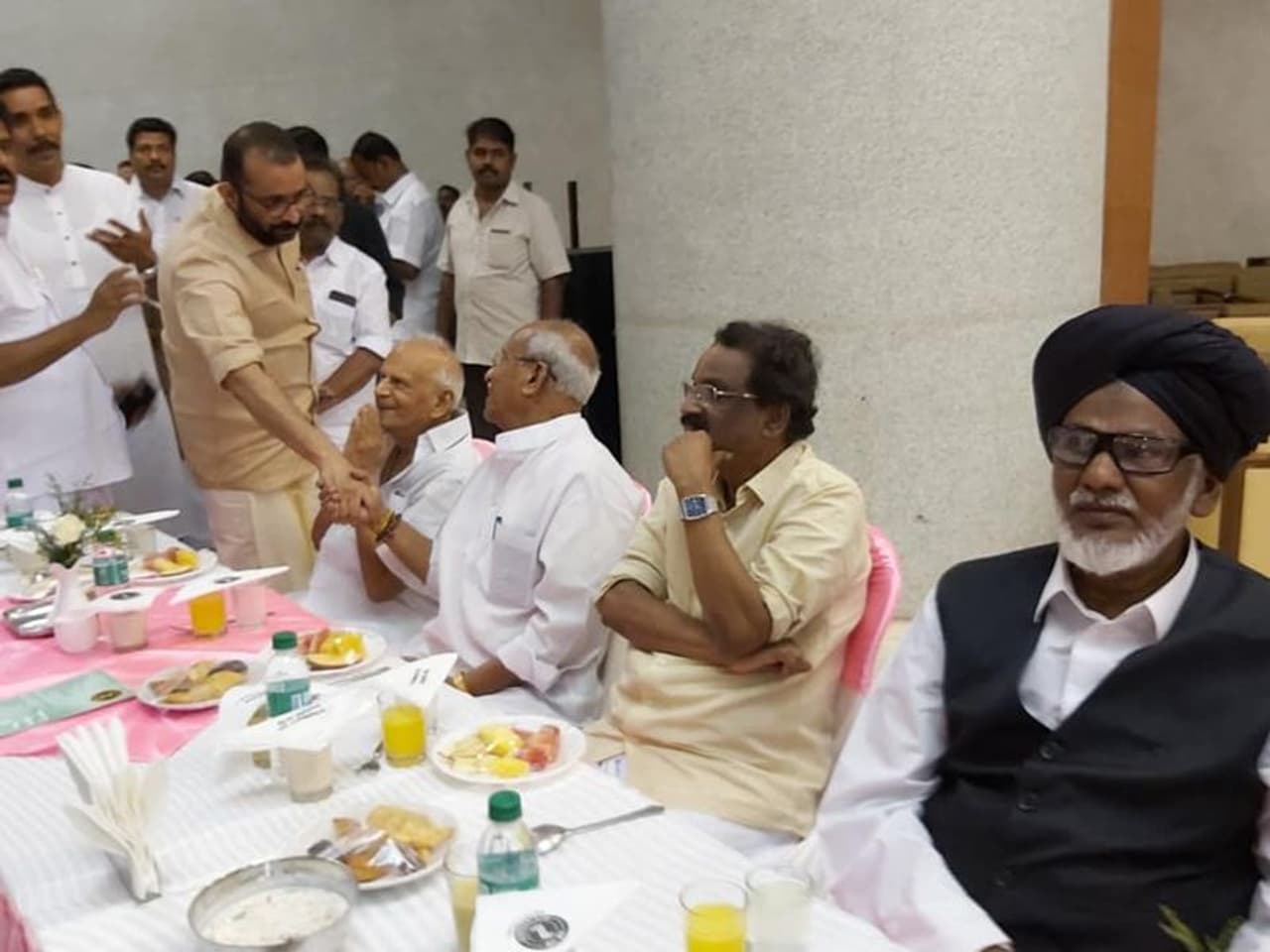 പ്രതിപക്ഷ നേതാവ് രമേശ് ചെന്നിത്തല ഒരുക്കിയ ഇഫ്താര് വിരുന്നില് സ്പീക്കര് പി.ശ്രീരാമകൃഷ്ണന്, തെന്നല ബാലകൃഷ്ണപിള്ള, ഒ.രാജഗോപാല്, എകെ ബാലന് എന്നിവര് പ്രതിപക്ഷ നേതാവ് രമേശ് ചെന്നിത്തല ഒരുക്കിയ ഇഫ്താര് വിരുന്നില് സ്പീക്കര് പി.ശ്രീരാമകൃഷ്ണന്, തെന്നല ബാലകൃഷ്ണപിള്ള, ഒ.രാജഗോപാല്, എകെ ബാലന് എന്നിവര്