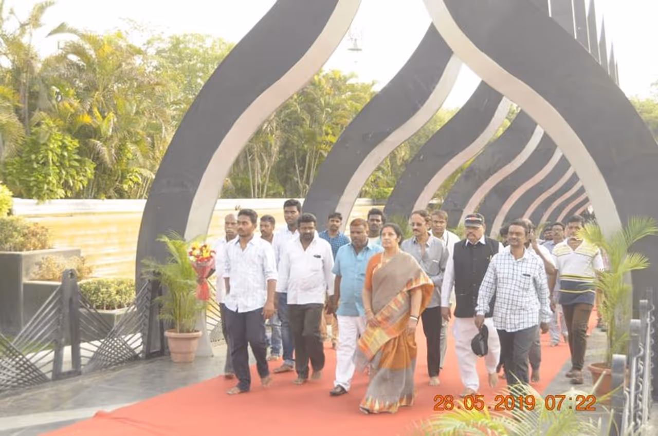 ఎన్టీఆర్ కు పురంధేశ్వరి, తదితరుల నివాళి ఎన్టీఆర్ కు పురంధేశ్వరి, తదితరుల నివాళి