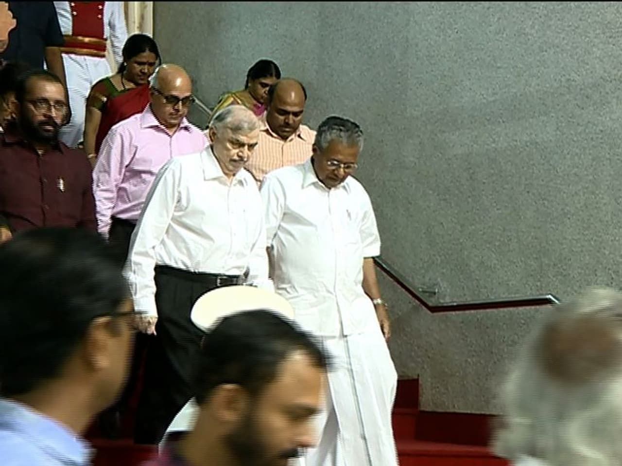 നിയമസഭയിലെ മെമ്പേഴ്സ് ലോഞ്ചിൽ സംഘടിപ്പിച്ച ഇഫ്താര് വിരുന്നിന് എത്തിയ ഗവര്ണര് പി സദാശിവത്തെ മുഖ്യമന്ത്രി സ്വീകരിച്ച് ആനയിക്കുന്നു. നിയമസഭയിലെ മെമ്പേഴ്സ് ലോഞ്ചിൽ സംഘടിപ്പിച്ച ഇഫ്താര് വിരുന്നിന് എത്തിയ ഗവര്ണര് പി സദാശിവത്തെ മുഖ്യമന്ത്രി സ്വീകരിച്ച് ആനയിക്കുന്നു.