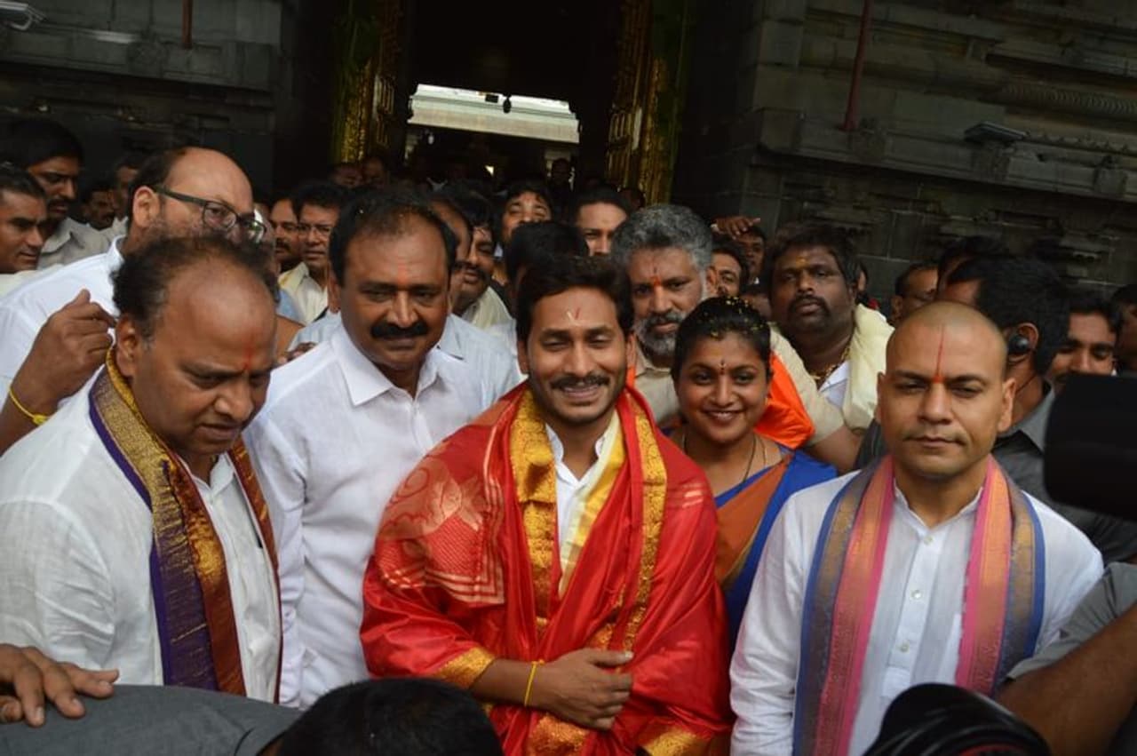 శ్రీవారిని దర్శించుకున్న వైఎస్ జగన్ శ్రీవారిని దర్శించుకున్న వైఎస్ జగన్