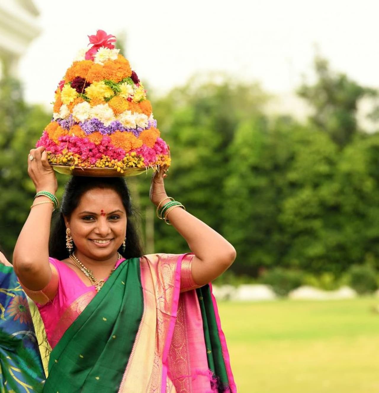 <p>మాజీ ఎంపీ కవిత రాజకీయాల్లో క్రియాశీలకంగా వ్యవహరించనున్నారు. బొగ్గు గనుల ప్రైవేటీకరణను నిరసిస్తూ టీఆర్ఎస్ అనుబంధ కార్మిక సంఘం ఆందోళనలు నిర్వహించడంలో కవిత కీలకపాత్ర పోషించారు.నిజామాబాద్ స్థానిక సంస్థల ఎమ్మెల్సీ ఎన్నికల్లో కవిత పోటీ చేస్తున్నారు. కరోనా నేపథ్యంలో ఈ ఎన్నికలు వాయిదా పడిన విషయం తెలిసిందే.</p> <p>మాజీ ఎంపీ కవిత రాజకీయాల్లో క్రియాశీలకంగా వ్యవహరించనున్నారు. బొగ్గు గనుల ప్రైవేటీకరణను నిరసిస్తూ టీఆర్ఎస్ అనుబంధ కార్మిక సంఘం ఆందోళనలు నిర్వహించడంలో కవిత కీలకపాత్ర పోషించారు.నిజామాబాద్ స్థానిక సంస్థల ఎమ్మెల్సీ ఎన్నికల్లో కవిత పోటీ చేస్తున్నారు. కరోనా నేపథ్యంలో ఈ ఎన్నికలు వాయిదా పడిన విషయం తెలిసిందే.</p>