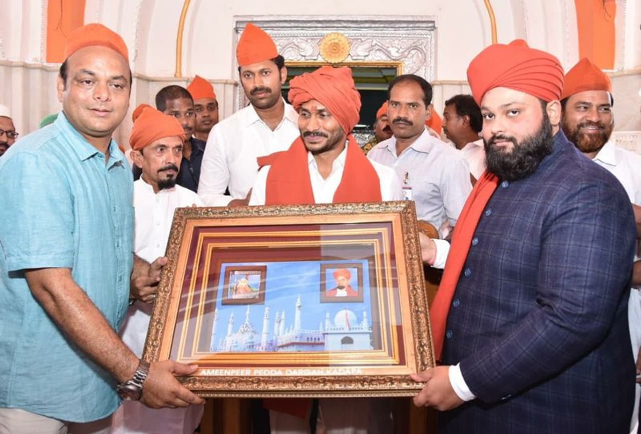 కడప అమీన్ దర్గాలో వైయస్ జగన్ ప్రత్యేక ప్రార్థనలు (ఫొటోలు) కడప అమీన్ దర్గాలో వైయస్ జగన్ ప్రత్యేక ప్రార్థనలు (ఫొటోలు)