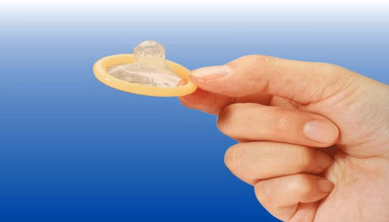 <p>ಕಾಂಡೋಮ್ಗಳು ಆಧುನಿಕ ಆವಿಷ್ಕಾರವೇನಲ್ಲ . ಕ್ರಿ.ಶ 1640ರಲ್ಲಿ ಸ್ವೀಡನ್ನ ಲುಂಡ್ ಎಂಬ ಸ್ಥಳದಿಂದ ಕಾಂಡೋಮ್ ಬಳಕೆಗೆ ಬಂದಿದೆ.</p> <p>ಕಾಂಡೋಮ್ಗಳು ಆಧುನಿಕ ಆವಿಷ್ಕಾರವೇನಲ್ಲ . ಕ್ರಿ.ಶ 1640ರಲ್ಲಿ ಸ್ವೀಡನ್ನ ಲುಂಡ್ ಎಂಬ ಸ್ಥಳದಿಂದ ಕಾಂಡೋಮ್ ಬಳಕೆಗೆ ಬಂದಿದೆ.</p>