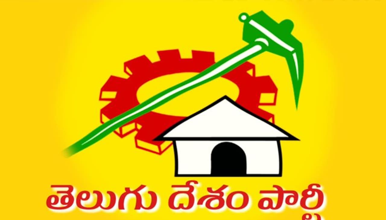 విజయవాడ: ఆగష్టు నెల అంటే తెలుగుదేశం పార్టీకి సంక్షోభంగా అంటూ ఉంటారు. నిజంగానే ఆగష్టు మాసంలో తెలుగుదేశం పార్టీలో సంక్షోభం వచ్చే అవకాశం ఉందని తెలుస్తోంది. తెలుగుదేశం పార్టీకి చెందిన కీలక నేత, రాజధాని ప్రాంతంలో ఒకప్పుడు చక్రం తిప్పిన ఓ మాజీ ఎమ్మెల్యే ఆ పార్టీకి గుడ్ బై చెప్పే యోచనలో ఉన్నట్లు తెలుస్తోంది. విజయవాడ: ఆగష్టు నెల అంటే తెలుగుదేశం పార్టీకి సంక్షోభంగా అంటూ ఉంటారు. నిజంగానే ఆగష్టు మాసంలో తెలుగుదేశం పార్టీలో సంక్షోభం వచ్చే అవకాశం ఉందని తెలుస్తోంది. తెలుగుదేశం పార్టీకి చెందిన కీలక నేత, రాజధాని ప్రాంతంలో ఒకప్పుడు చక్రం తిప్పిన ఓ మాజీ ఎమ్మెల్యే ఆ పార్టీకి గుడ్ బై చెప్పే యోచనలో ఉన్నట్లు తెలుస్తోంది.