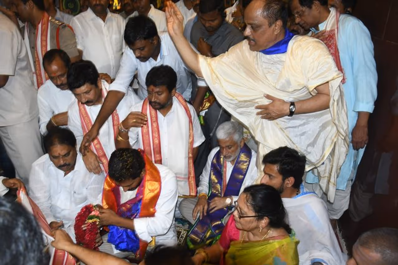 బెజవాడ దుర్గమ్మను దర్శించుకున్న జగన్ (ఫోటోలు) బెజవాడ దుర్గమ్మను దర్శించుకున్న జగన్ (ఫోటోలు)