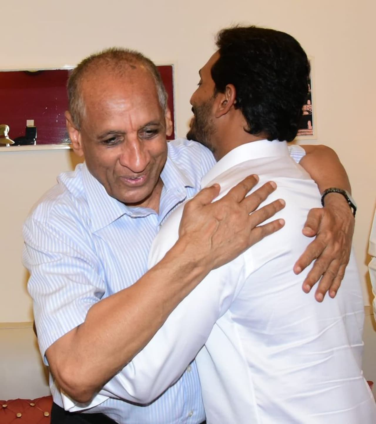 గవర్నర్ నరసింహన్ను కలిసిన వైఎస్ జగన్ (ఫోటోలు) గవర్నర్ నరసింహన్ను కలిసిన వైఎస్ జగన్ (ఫోటోలు)