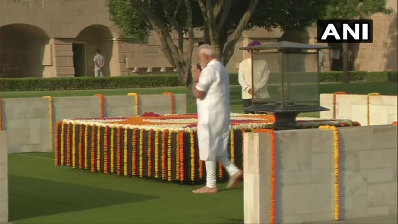 രാജ്ഘട്ടിൽ പുഷ്പാര്ച്ചന നടത്തി നരേന്ദ്രമോദി രാജ്ഘട്ടിൽ പുഷ്പാര്ച്ചന നടത്തി നരേന്ദ്രമോദി