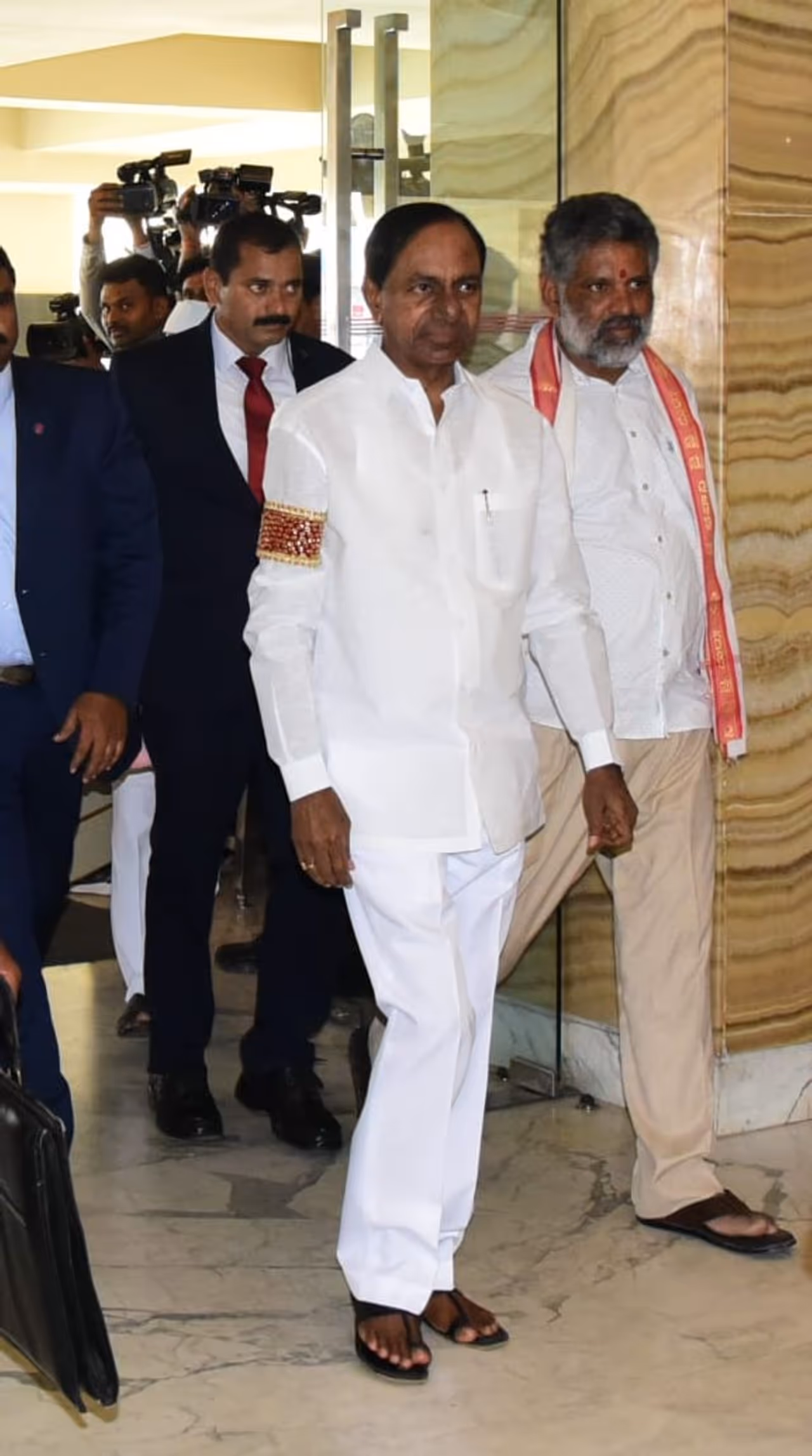 గేట్ వే హోటల్లో కేసీఆర్, స్టాలిన్, గవర్నర్ దంపతులు గేట్ వే హోటల్లో కేసీఆర్, స్టాలిన్, గవర్నర్ దంపతులు