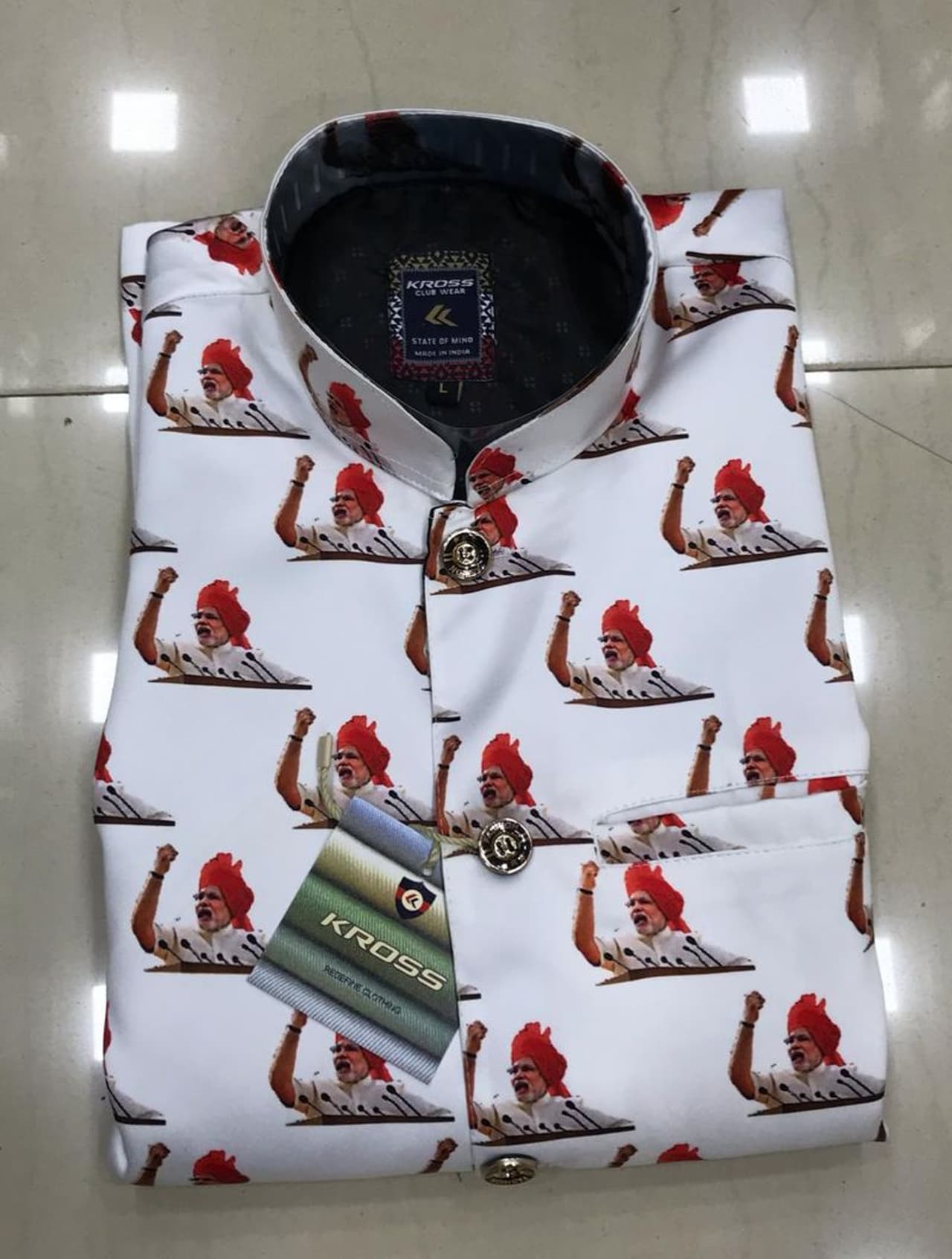 सूरत के एक व्यापारी ने नरेंद्र मोदी की चुनावों में जीत के बाद कुछ अनोखे अंदाज में खुशी जाहिर की है। सूरत के एक व्यापारी ने नरेंद्र मोदी की चुनावों में जीत के बाद कुछ अनोखे अंदाज में खुशी जाहिर की है।