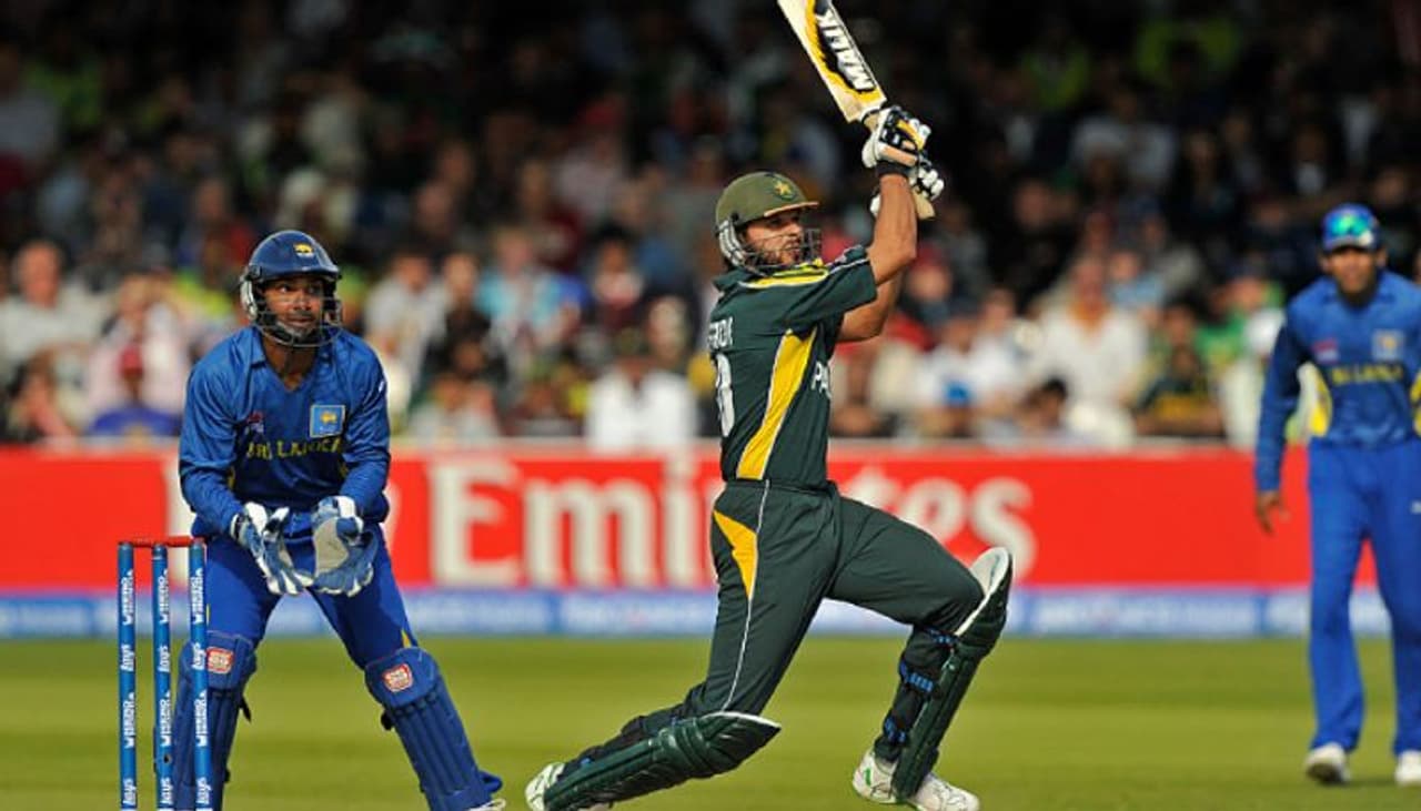 शहीद अफरीदी ने क्रिकेट इतिहास का सबसे शतक सचिन तेंदुलकर के बल्ले से लगाया था। उन्होंने ये शतक श्रीलंका के खिलाफ मात्र 37 गेंदों मैं लगाया था।