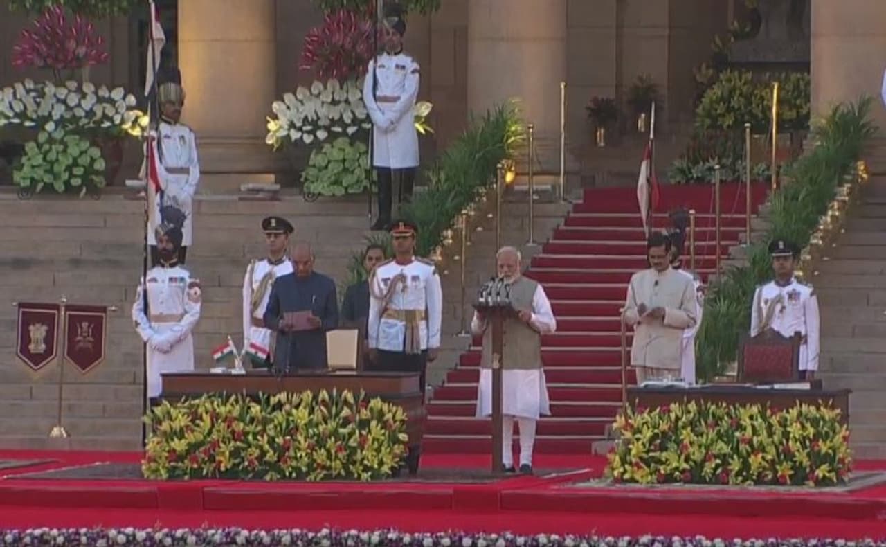 രണ്ടാം എന്ഡിഎ സര്ക്കാറിന്റെ പ്രധാനമന്ത്രിയായി നരേന്ദ്രമോദി സത്യപ്രതിജ്ഞ ചെയ്യുന്നു രണ്ടാം എന്ഡിഎ സര്ക്കാറിന്റെ പ്രധാനമന്ത്രിയായി നരേന്ദ്രമോദി സത്യപ്രതിജ്ഞ ചെയ്യുന്നു