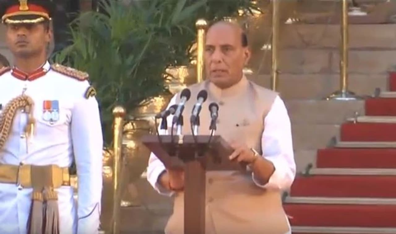 राजनाथ सिंह: राजनाथ सिंह ने इस बार लखनऊ से बीजेपी के टिकट पर चुनाव जीता। उन्होंने कांग्रेस के प्रमोद कृष्णम और सपा की पूनम सिन्हा को पराजित किया। राजनाथ सिंह पिछली सरकार में गृहमंत्री थे। राजनाथ सिंह: राजनाथ सिंह ने इस बार लखनऊ से बीजेपी के टिकट पर चुनाव जीता। उन्होंने कांग्रेस के प्रमोद कृष्णम और सपा की पूनम सिन्हा को पराजित किया। राजनाथ सिंह पिछली सरकार में गृहमंत्री थे।