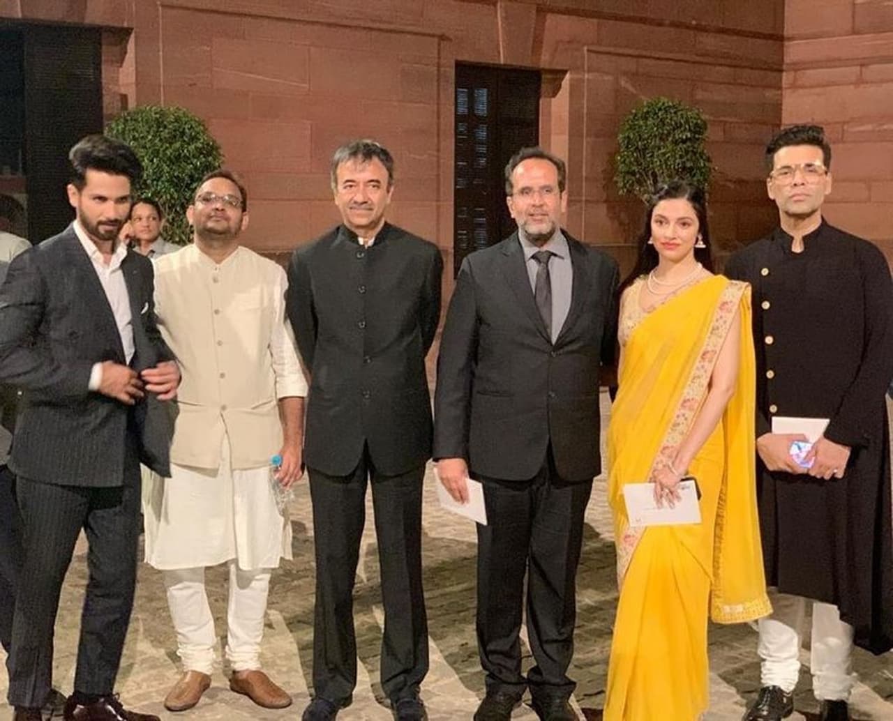 बॉलीवुड के मशहूर डायरेक्टर और एक्टर्स एक साथ फोटो खिंचवाते हुए।