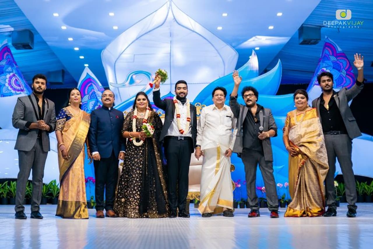 ಬೆಂಗಳೂರಿನ ಅರಮನೆ ಮೈದಾನದಲ್ಲಿರುವ ತ್ರಿಪುರ ವಾಸಿನಿ(ವೈಟ್ ಪೆಟಲ್ಸ್)ನಲ್ಲಿ ಮೇ 28 ಮತ್ತು 29 ಮದುವೆ ಅದ್ಧೂರಿಯಾಗಿ ನಡೆಯಿತು. ಬೆಂಗಳೂರಿನ ಅರಮನೆ ಮೈದಾನದಲ್ಲಿರುವ ತ್ರಿಪುರ ವಾಸಿನಿ(ವೈಟ್ ಪೆಟಲ್ಸ್)ನಲ್ಲಿ ಮೇ 28 ಮತ್ತು 29 ಮದುವೆ ಅದ್ಧೂರಿಯಾಗಿ ನಡೆಯಿತು.